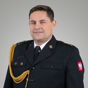 Naczelnik wydziału logistyki st. kpt. Ryszard Kowalczyk w mundurze galowym.