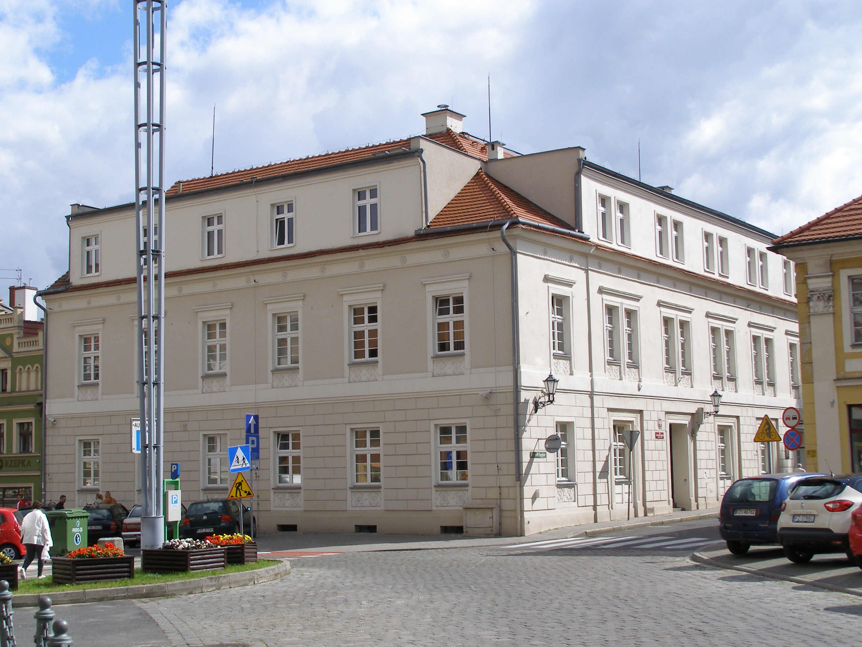 budynek Izby Administracji Skarbowej w Zielonej Górze z zewnątrz