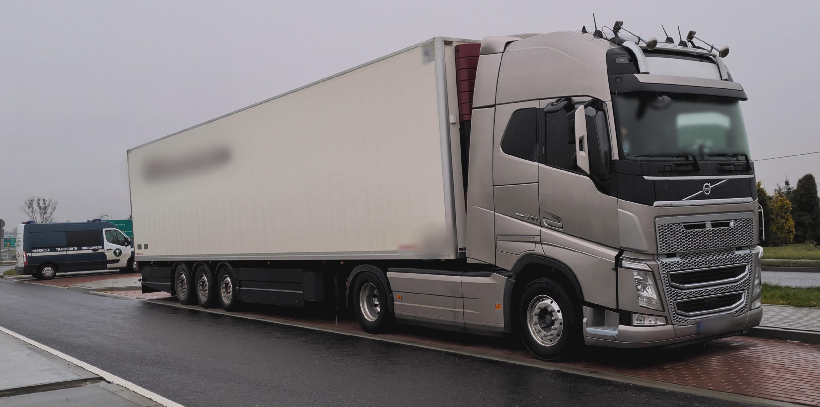 Zatrzymana ciężarówka w miejscu kontroli