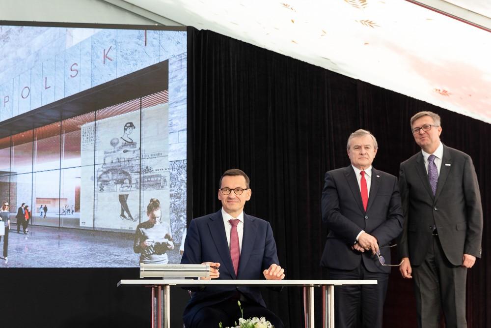 Premier Mateusz Morawiecki podpisuje akt erekcyjny pod budowę muzeum.