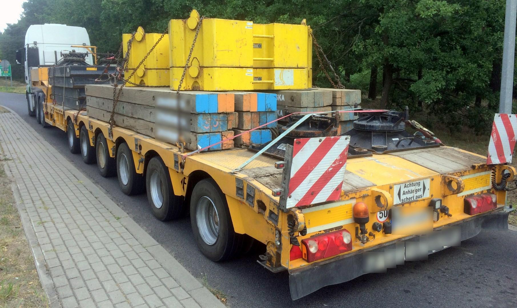 Naczepa samochodowa z betonowymi płytami