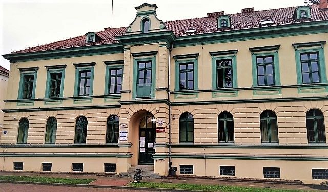 Fasada budynku, w którym znajduje się siedziba Urzędu Skarbowego w Szczytnie.