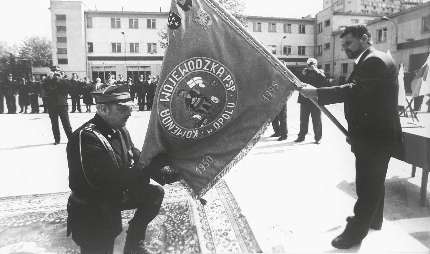 Zdjęcie przedstawia przyjmowanie sztandaru przez Komendanta Wojewódzkiego PSP – st. bryg. inż. Jerzego Seńczuka (fotografię wykonał Paweł Stauffer)