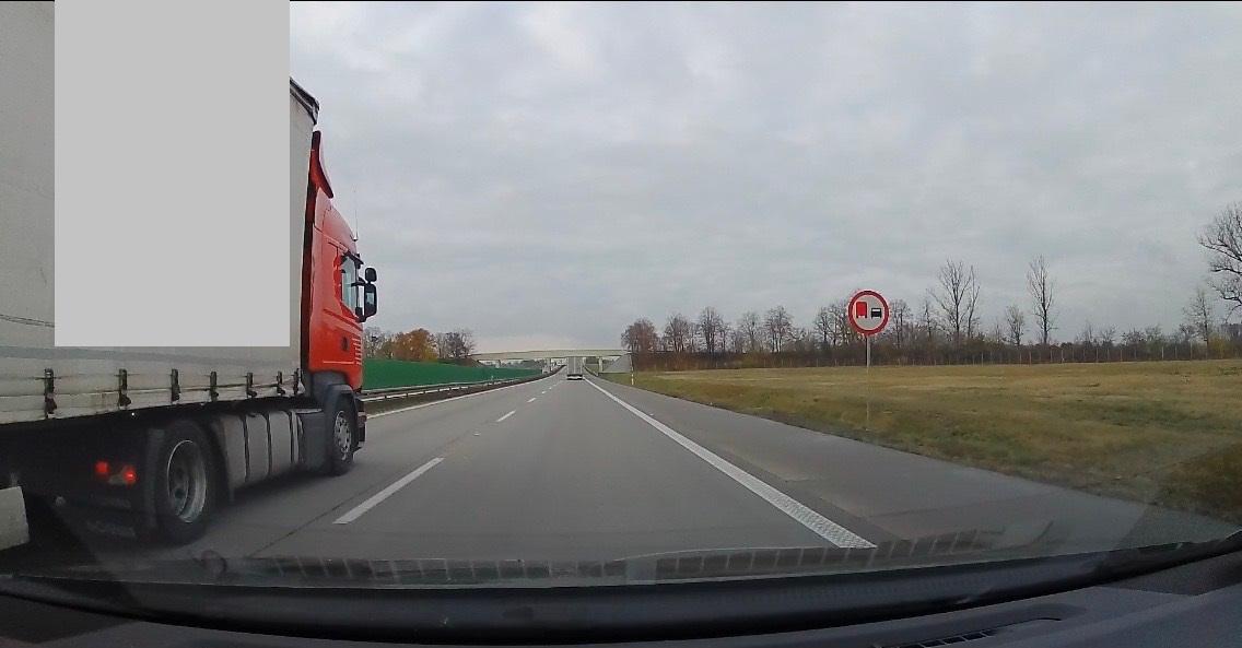 Widok z pojazdu ITD na wyprzedzającą ciężarówkę na autostradzie
