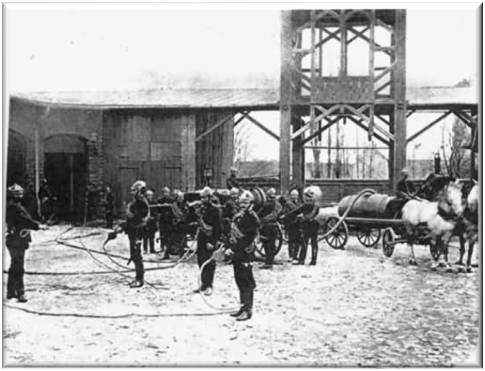 Strażacy ze sprzętem pożarniczym na placu koszarowym. Fotografia z ok. 1900 r. 