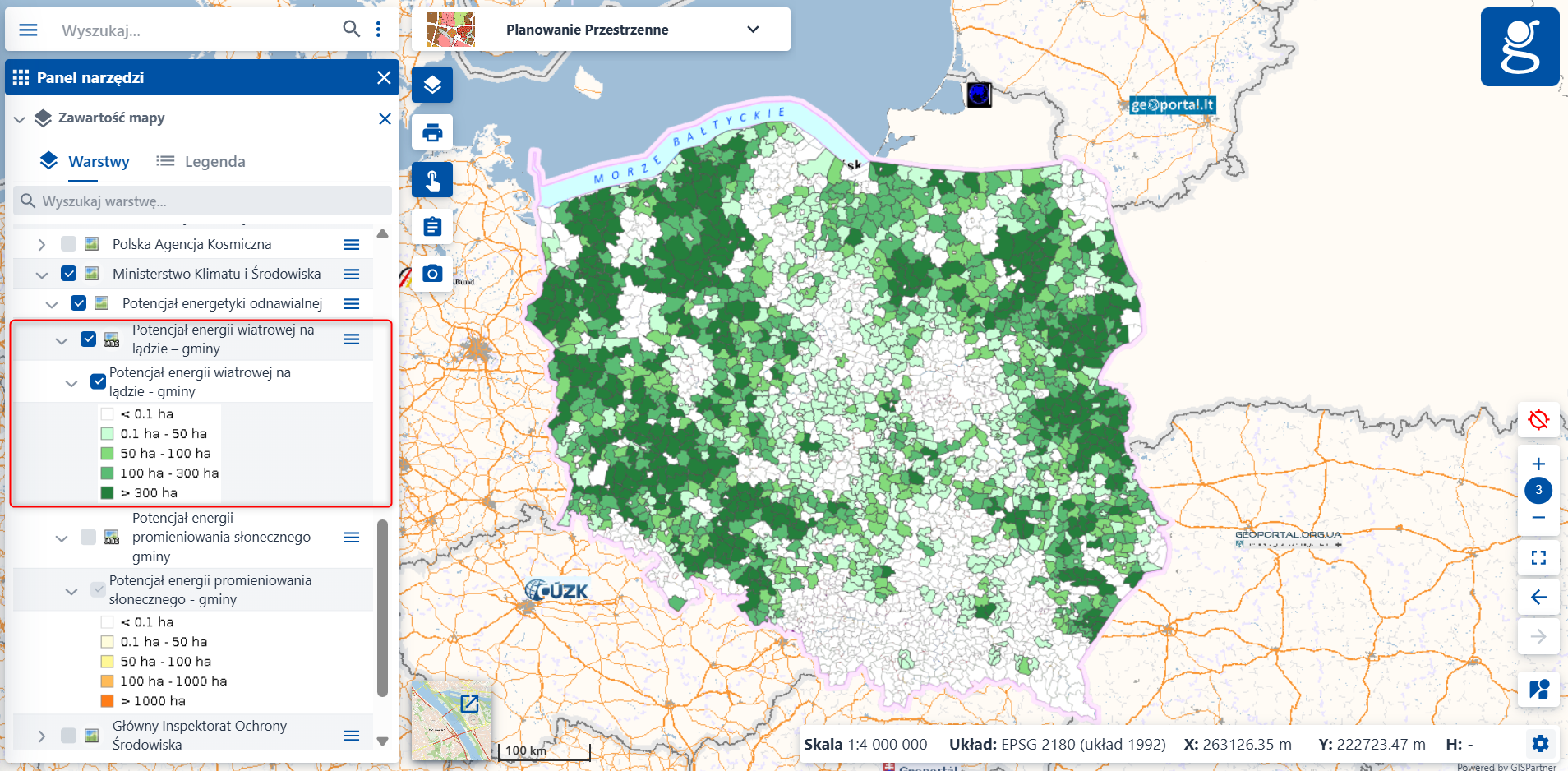 Zrzut ekranu z serwisu www.geoportal.gov.pl, prezentujący nową usługę „Potencjał energii wiatrowej na lądzie – gminy”.
