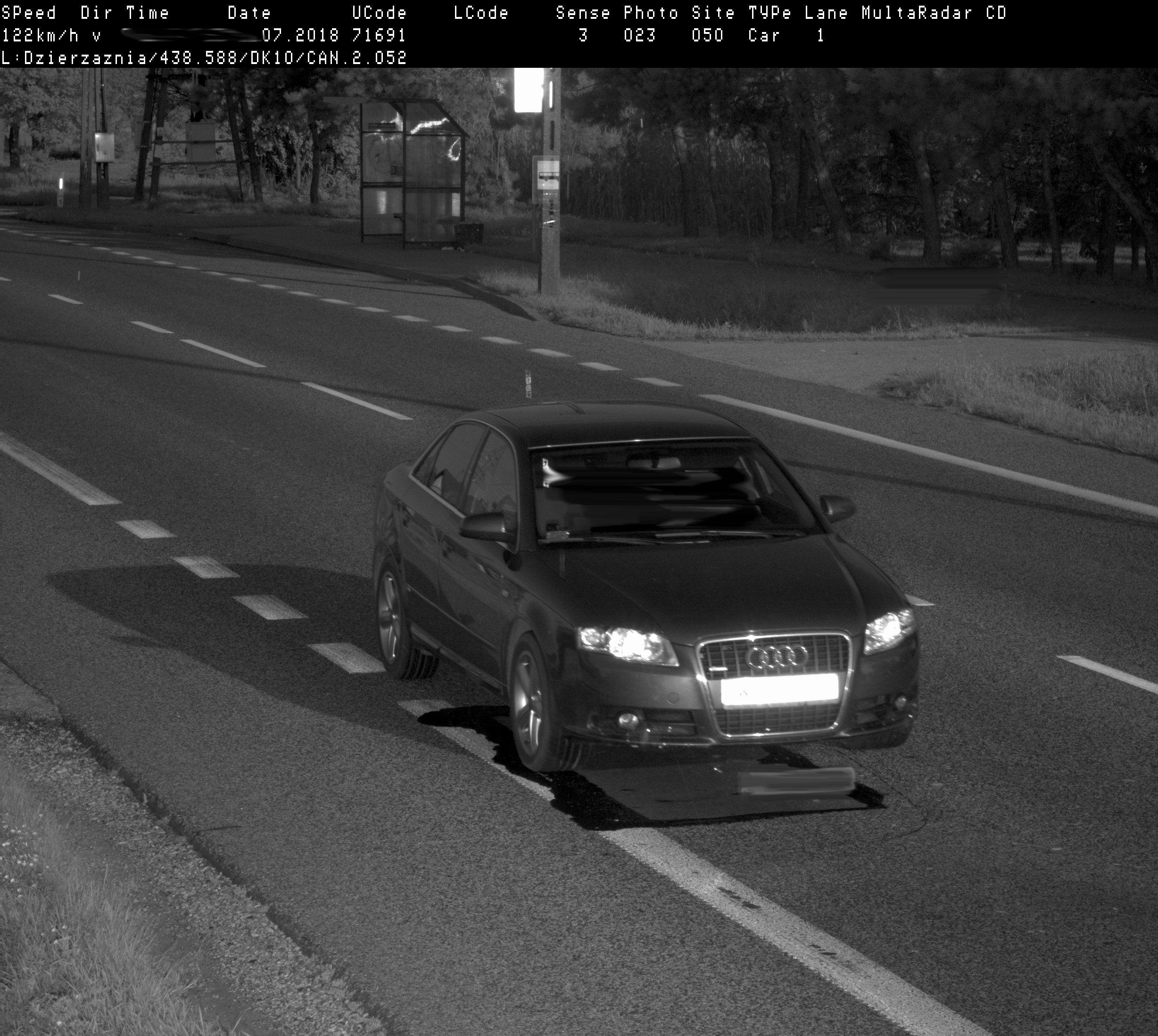 Samochód osobowy na zdjęciu z fotoradaru