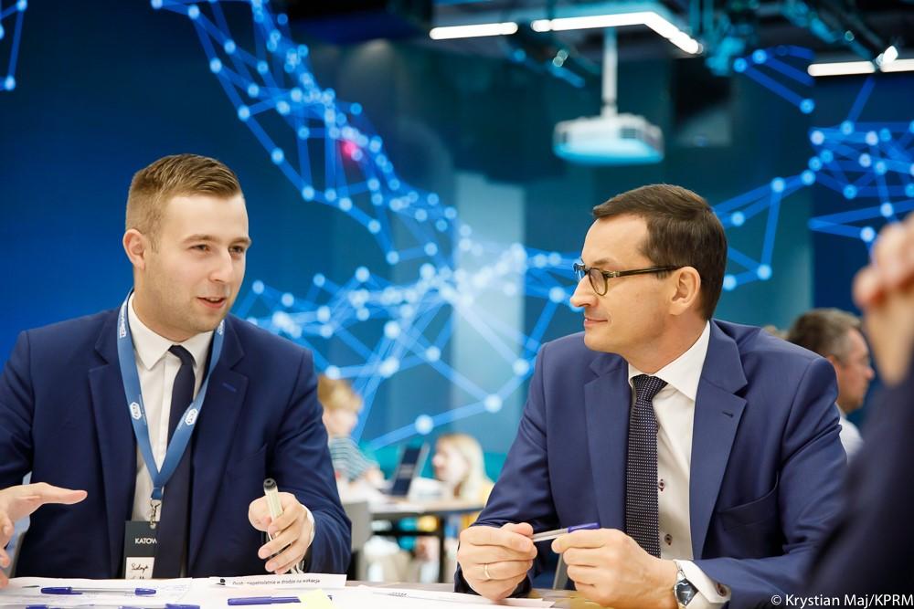 Premier Mateusz Morawiecki rozmawia z uczestnikiem wydarzenia GovTech.