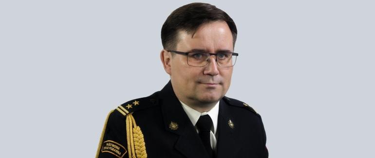 Zdjęcie przedstawia funkcionariusza Państwowej Straży Pożarnej