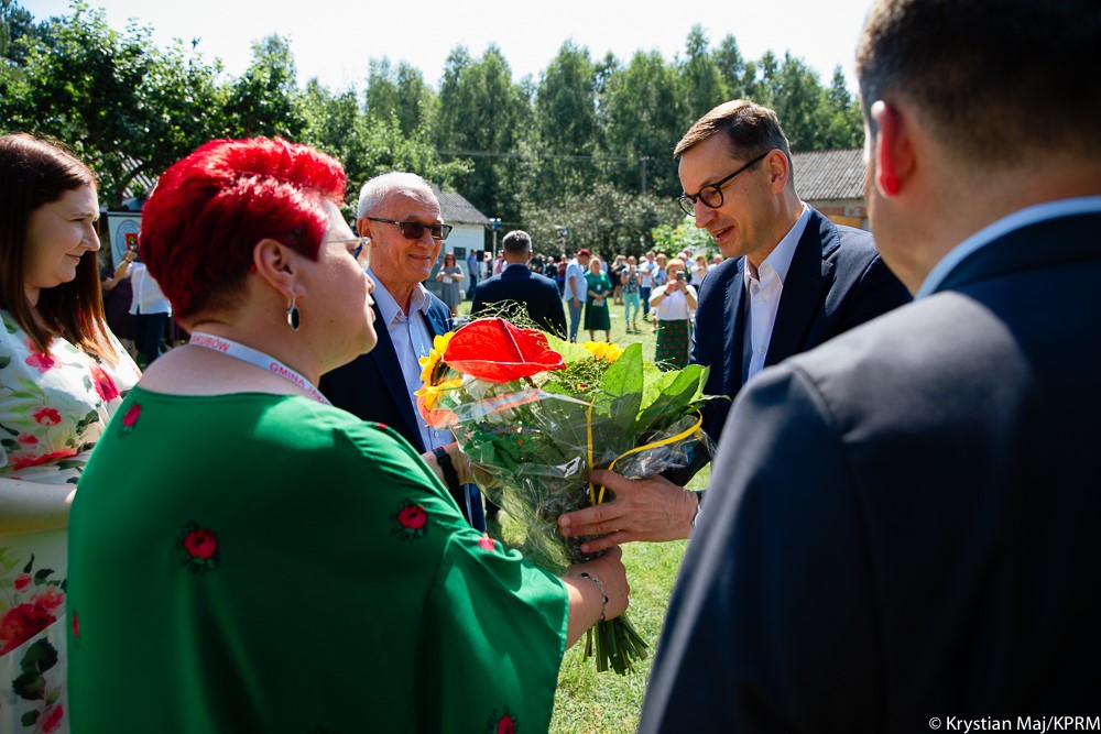 Premier przyjmuje kwiaty
