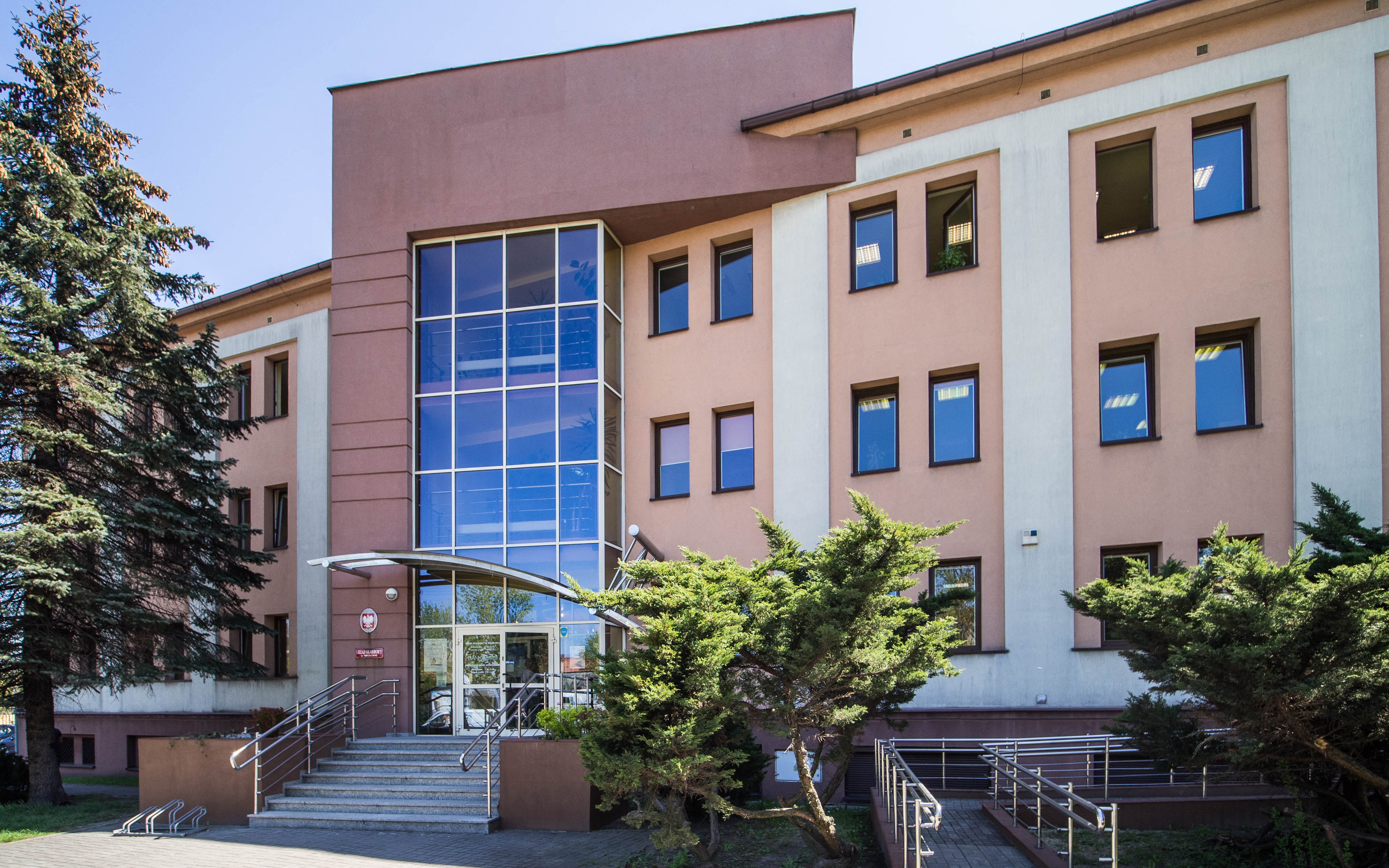 Wejście do budynku Urzędu Skarbowego w Mikołowie