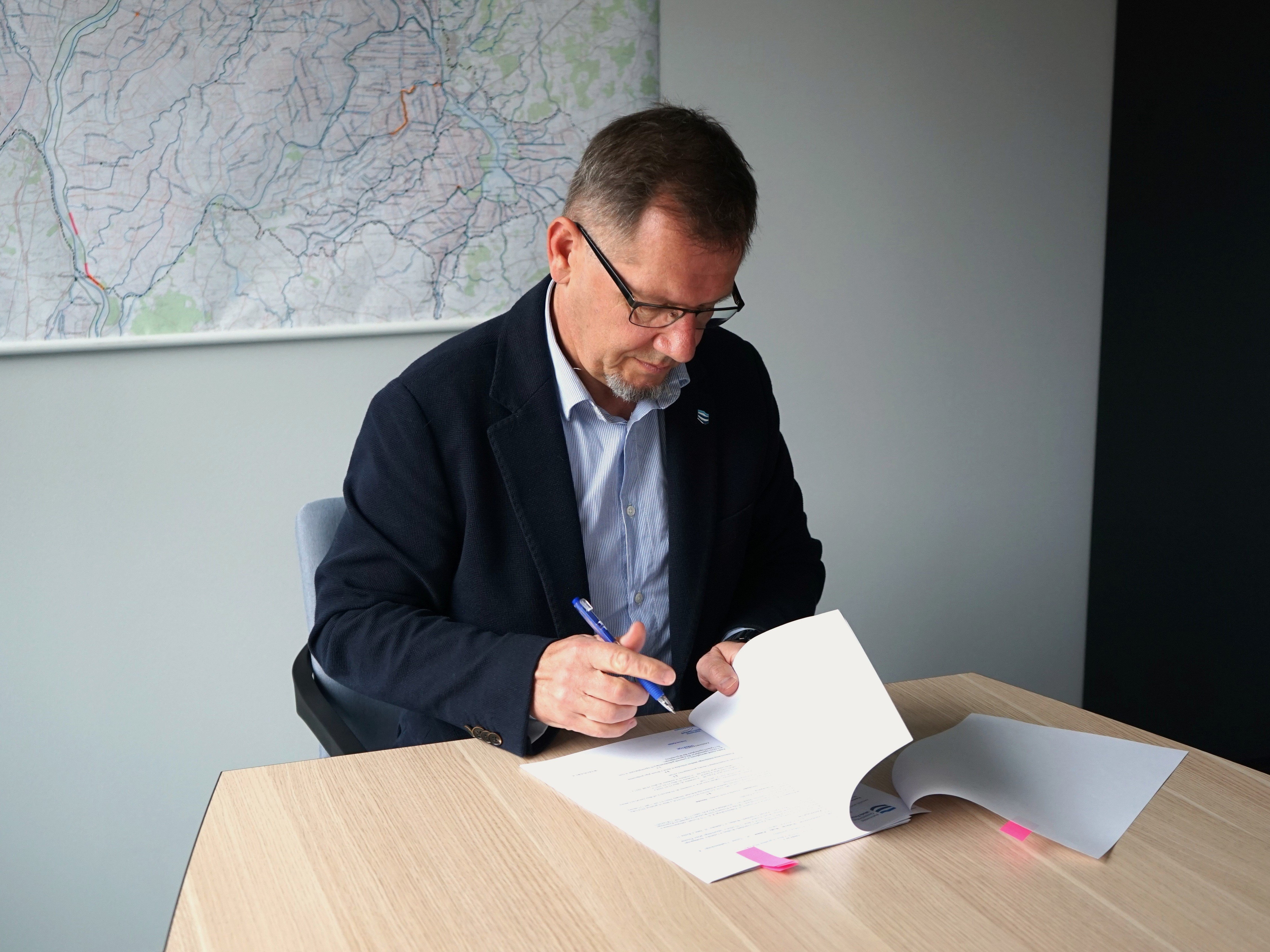 Dyrektor Andrzej Ryński podczas podpisywania umowy.