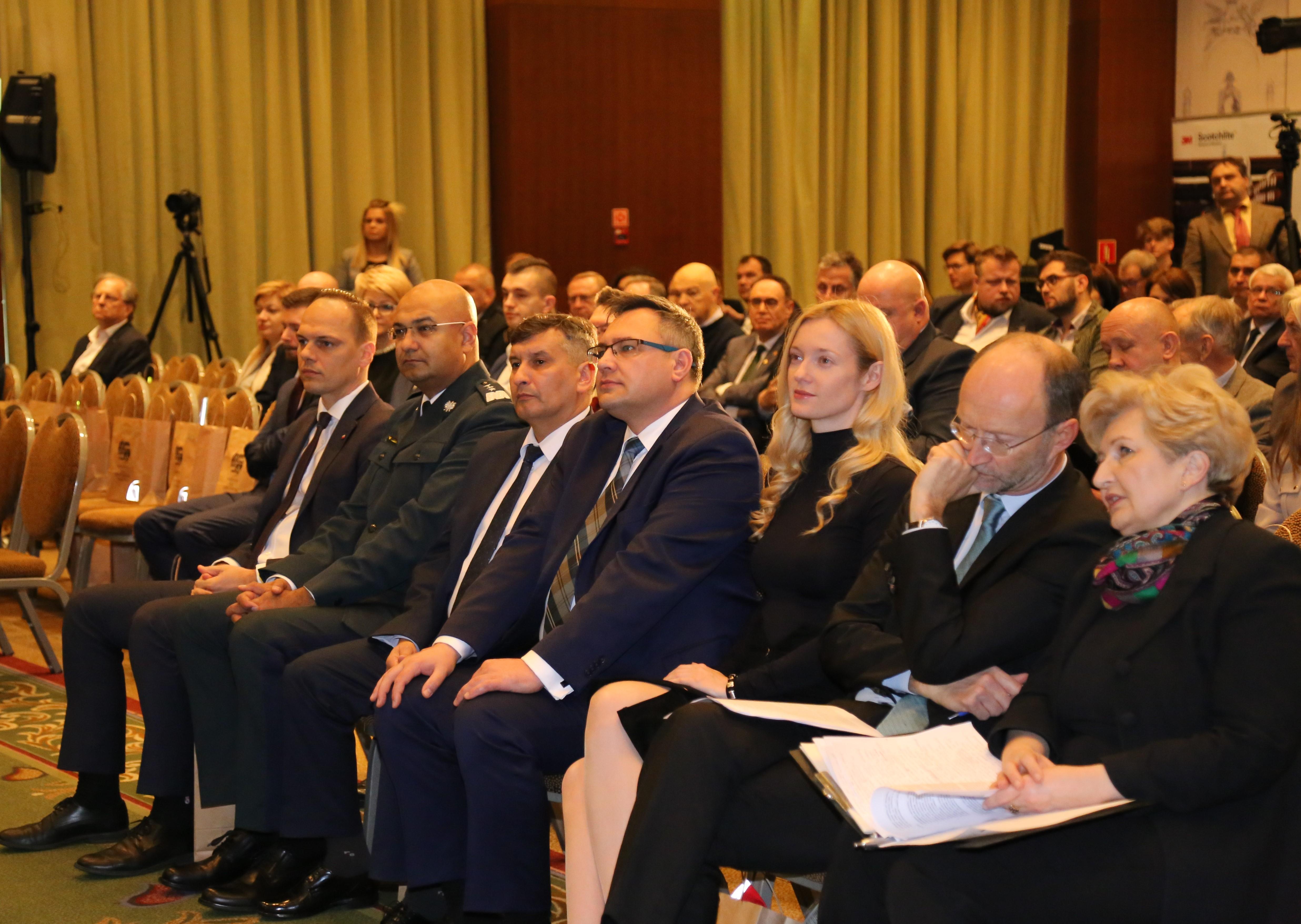 Uczestnicy gali na sali konferencyjnej