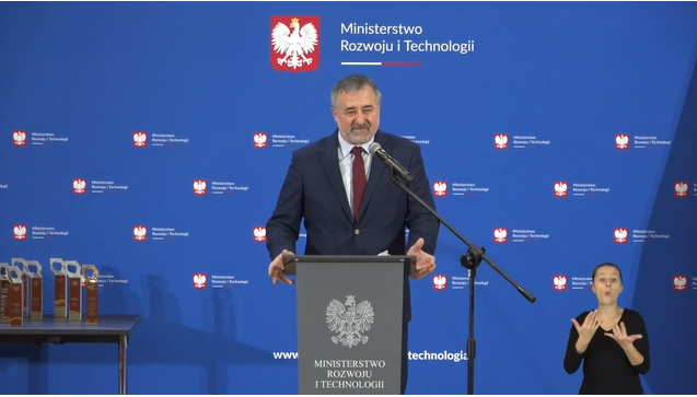 Zdjęcie przedstawia Głównego Geodetę Kraju dr. hab. inż. Waldemara Izdebskiego przemawiającego podczas uroczystości