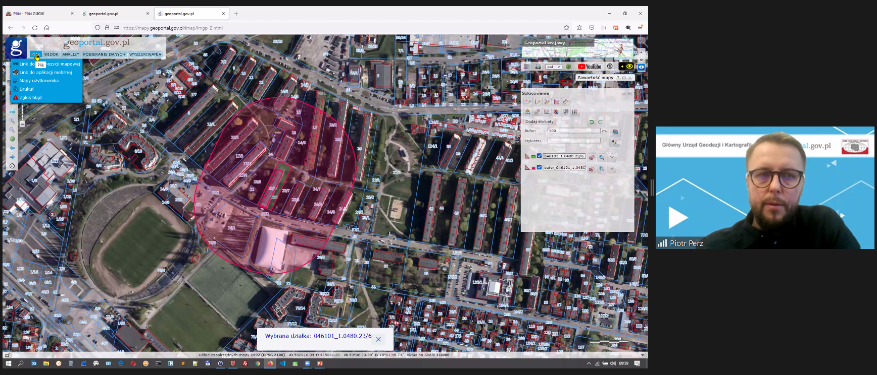 Ilustracja przedstawia zrzut ekranu ze szkolenia, na którym widać zrzut ekranu z serwisu www.geoportal.gov.pl i prowadzącego szkolenie Piotra Perza
