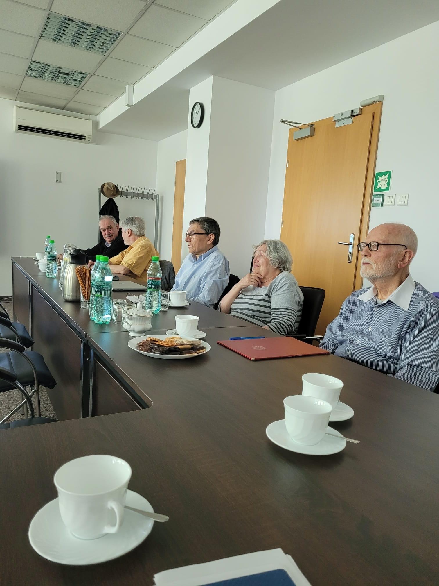 Członkowie Komisji podczas obrad