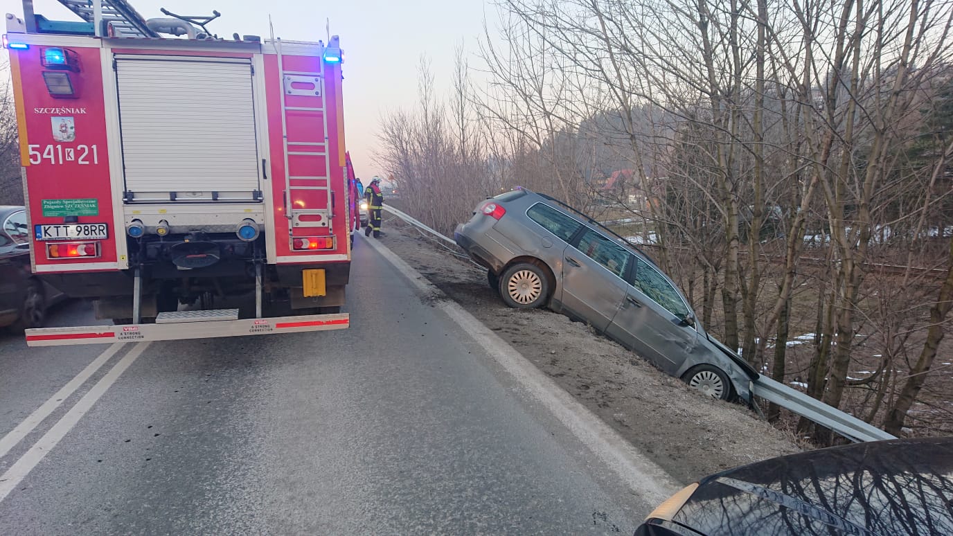 Biały Dunajec samochód osobowy uderzył w barierę