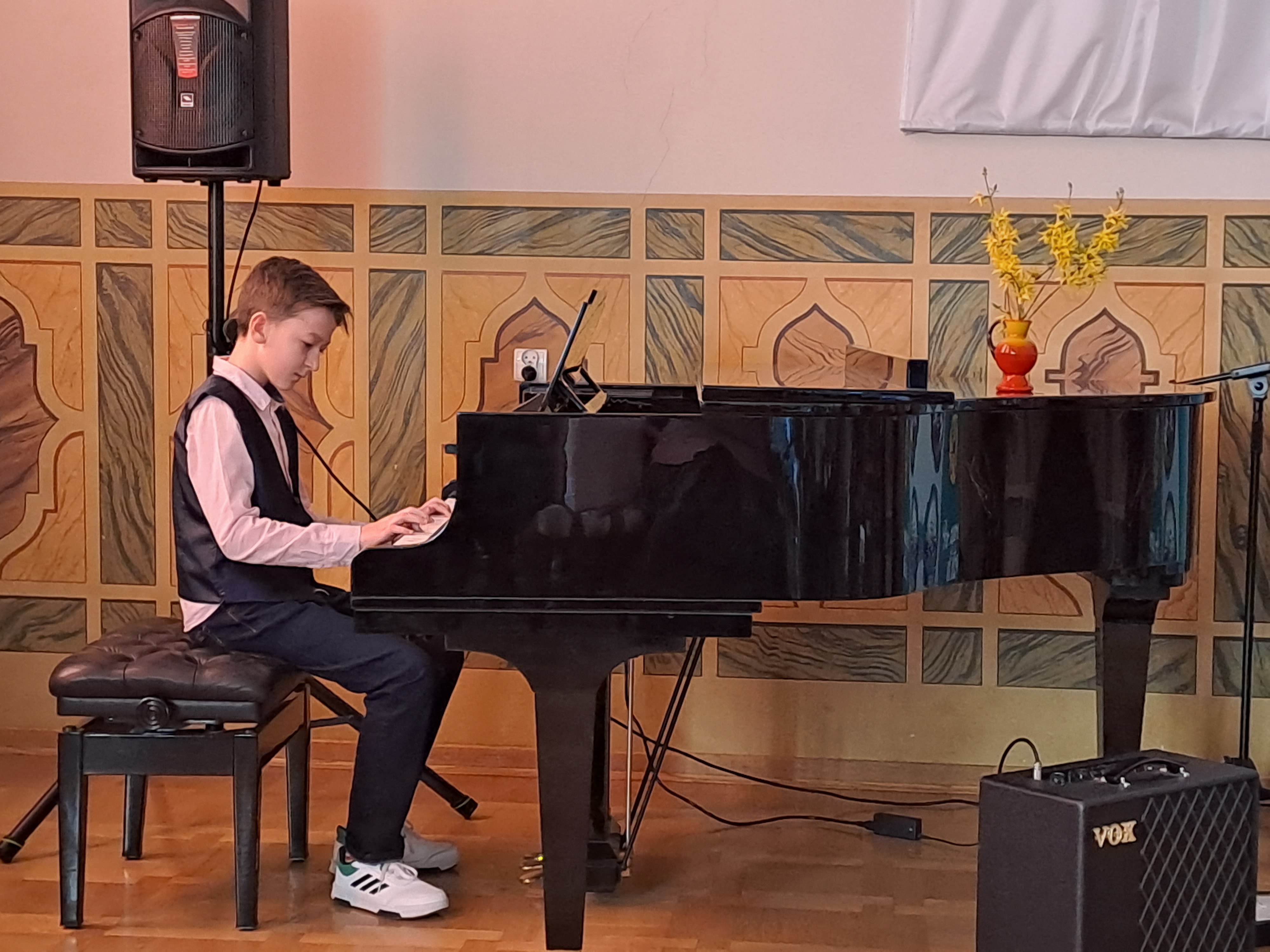 Maksymilian Tywoniuk grający na fortepianie