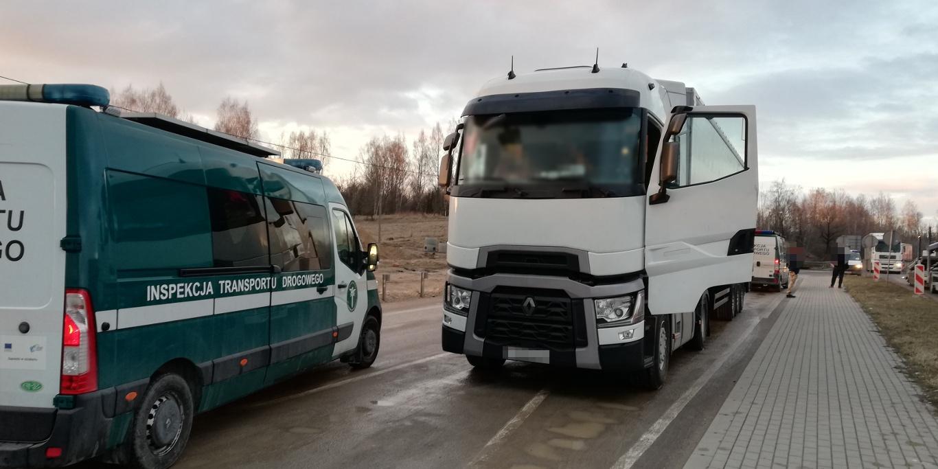 Radiowóz ITD i zatrzymana ciężarówka