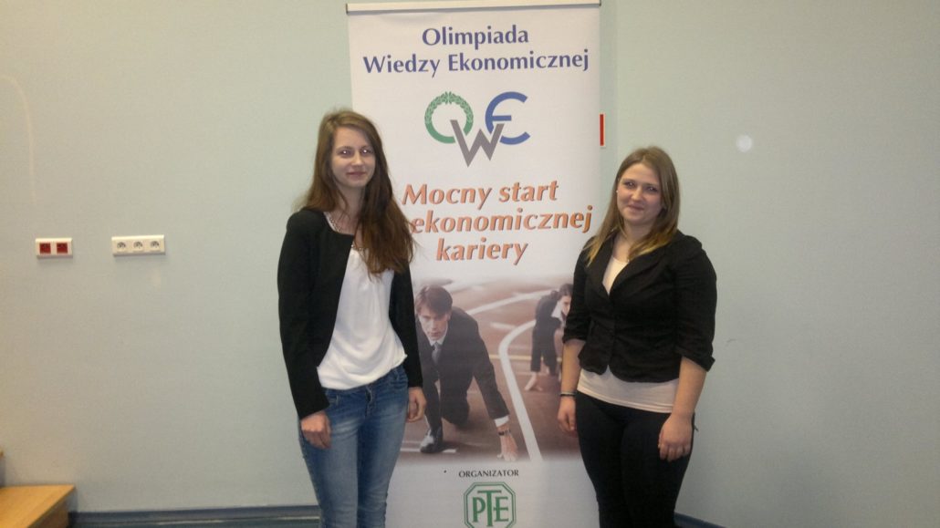DARIA GINTER I ZUZANNA MARKIEWICZ – UCZENNICE ZSCKR W ZDUŃSKIEJ DĄBROWIE REPREZENTOWAŁY SZKOŁĘ W II ETAPIE OLIMPIADY WIEDZY EKONOMICZNEJ