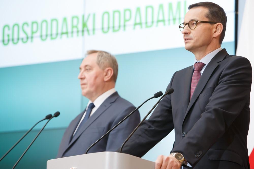 Premier Mateusz Morawiecki i minister Henryk Kowalczyk podczas konferencji.