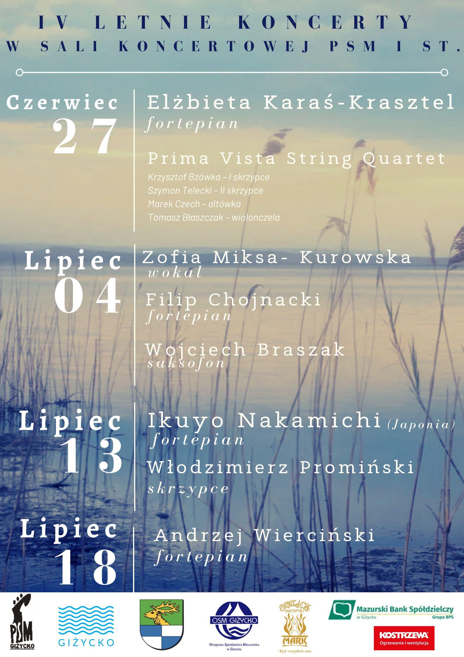 Plakat w pionie informujący o cyklu koncertów w ramach IV Letnich koncertów Państwowej szkoły Muzycznej I stopnia w Giżycku. Na tle zamglonego jeziora i trzcin , u góry nazwa cyklu wydarzeń , pod spodem jasnymi literami daty koncertów oraz artyści, u dołu plakatu loga sponsorów letnich koncertów.