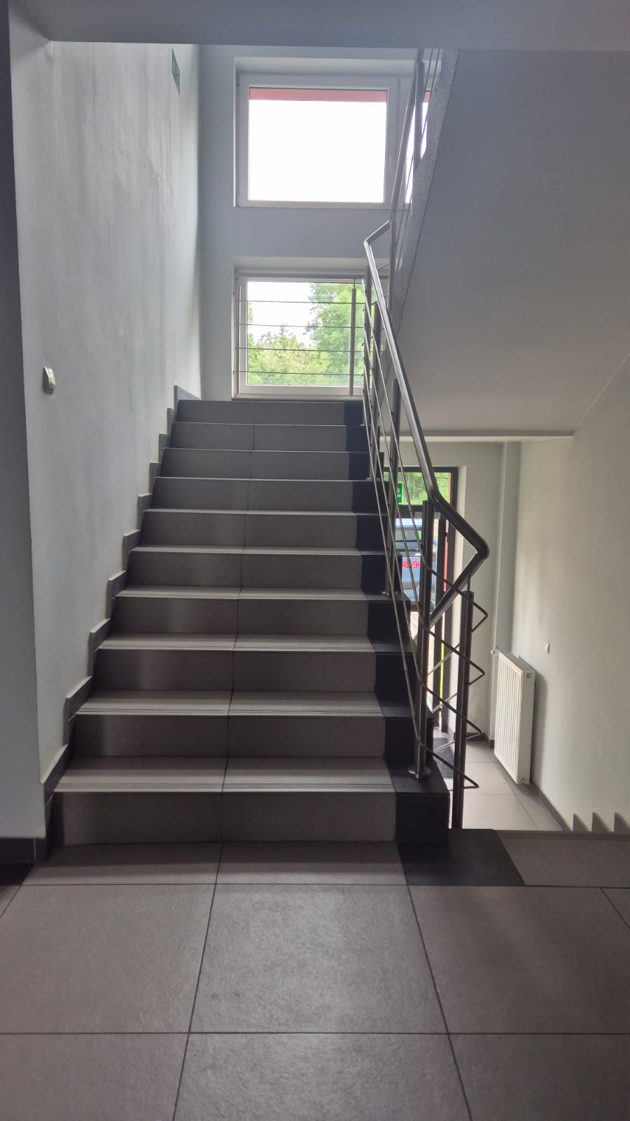 schody na pierwsze piętro, gdzie znajduje się sekretariat