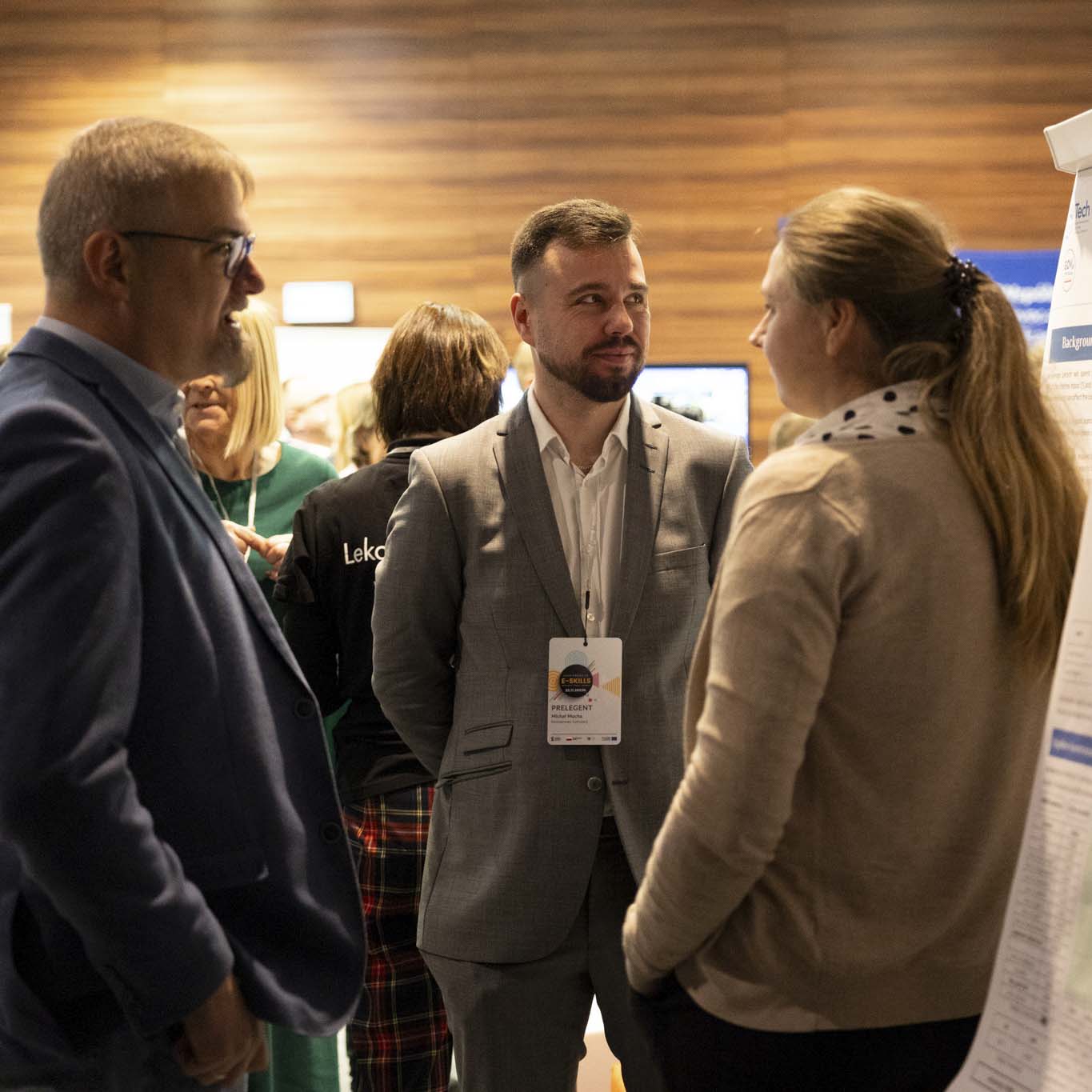 Profesor Jacek Marciniak, Pan Michał Micha i Pani Dorota Gorlewska rozmawiają.