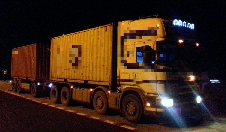 Przeładowany transport dwóch kontenerów.