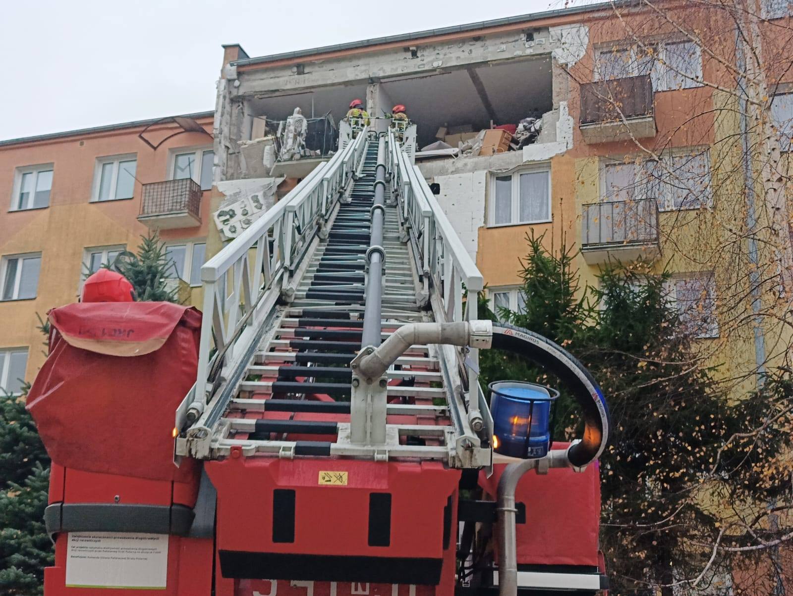 Wybuch i pożar w bloku mieszkalnym – Braniewo ul. Plac Strażacki