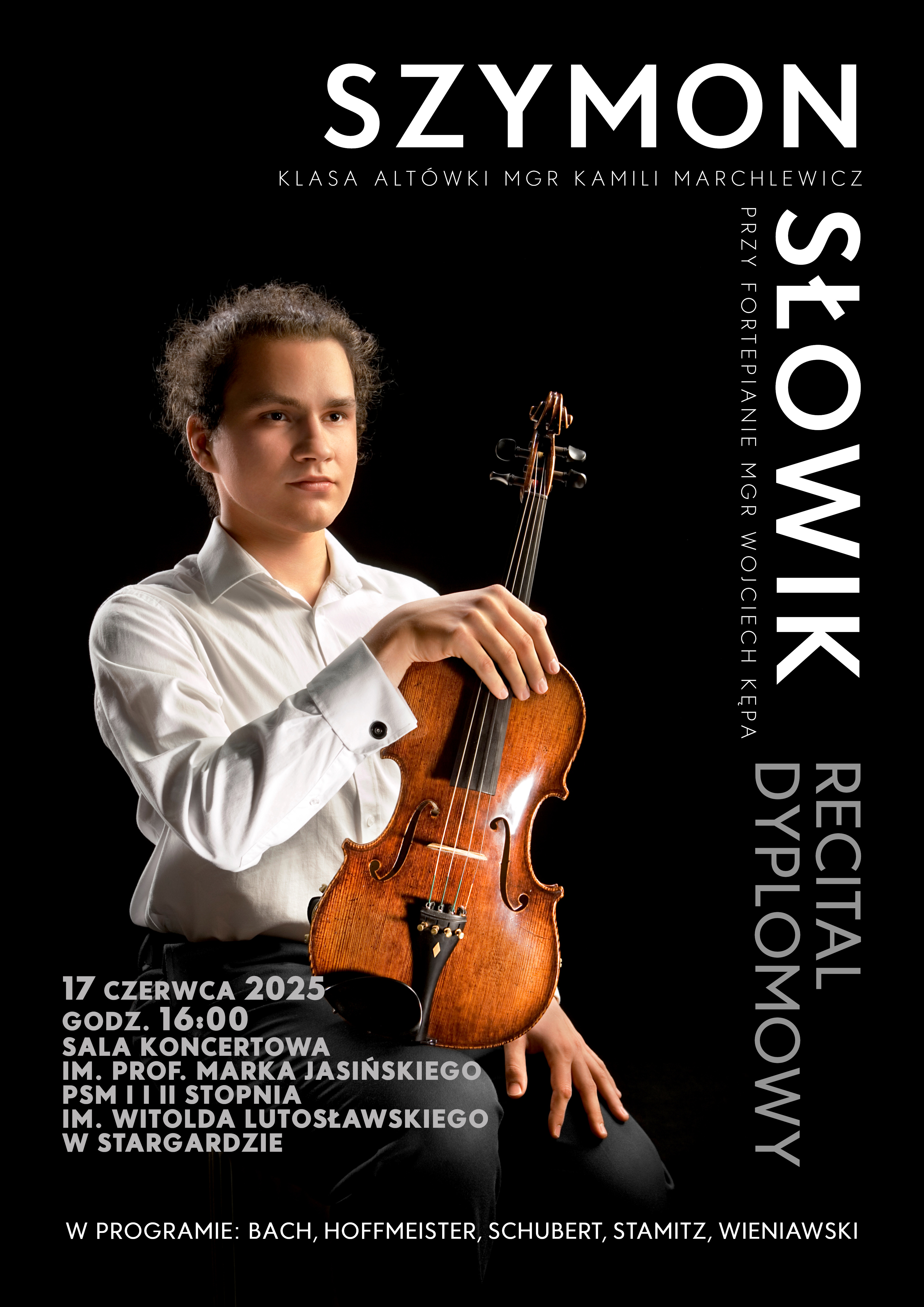 Plakat informujący o recitalu dyplomowym Szymona Słowika w dniu 17 czerwca 2025 o godzinie 16.00. Tło plakatu jest czarne. Uczeń siedzi na krześle i patrzy przed siebie. W prawej ręce trzyma opartą o prawe kolano altówkę, a jego lewa ręka leży swobodnie na udzie. Ubrany jest białą koszulę i czarne spodnie. 