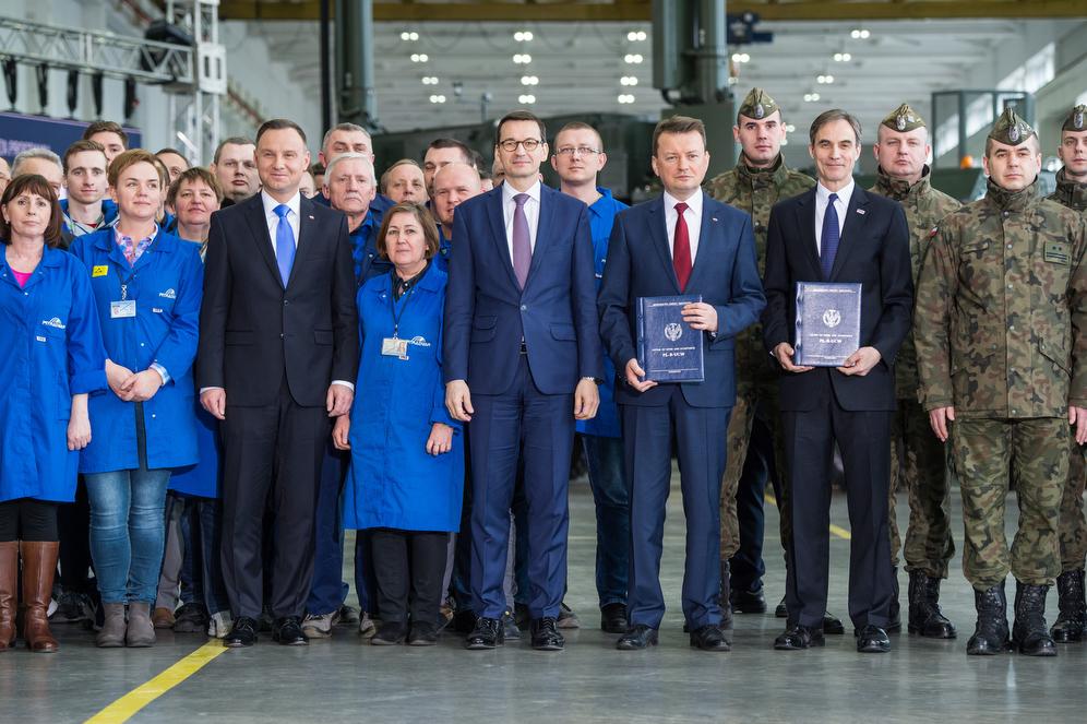 Prezydent Andrzej Duda, premier Mateusz Moraiwecki, minister Mariusz Błaszczak oraz ambasador Jones z pracownikami i żołnierzami.