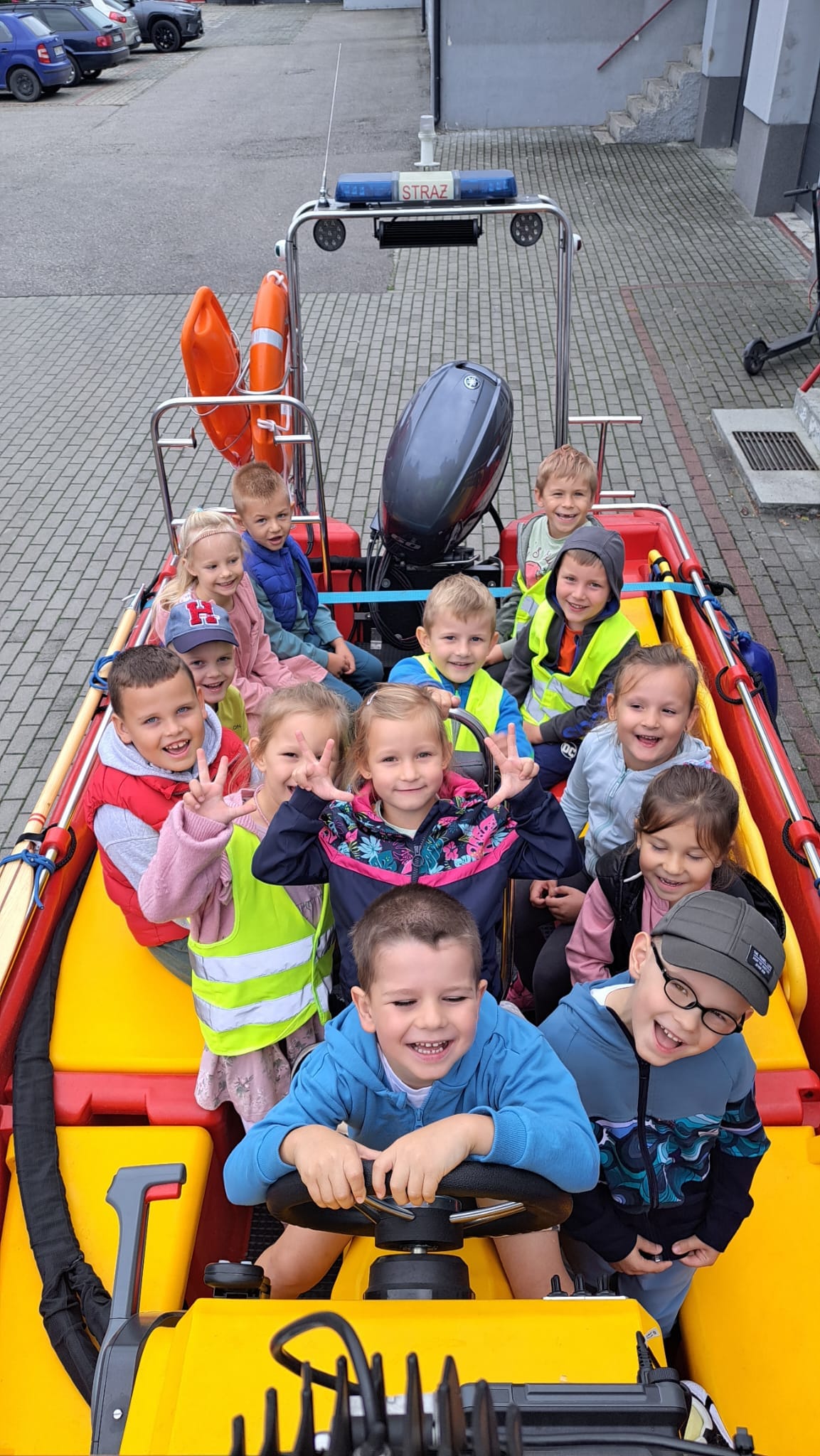 Wizyta dzieci z przedszkola w straży pożarnej 
