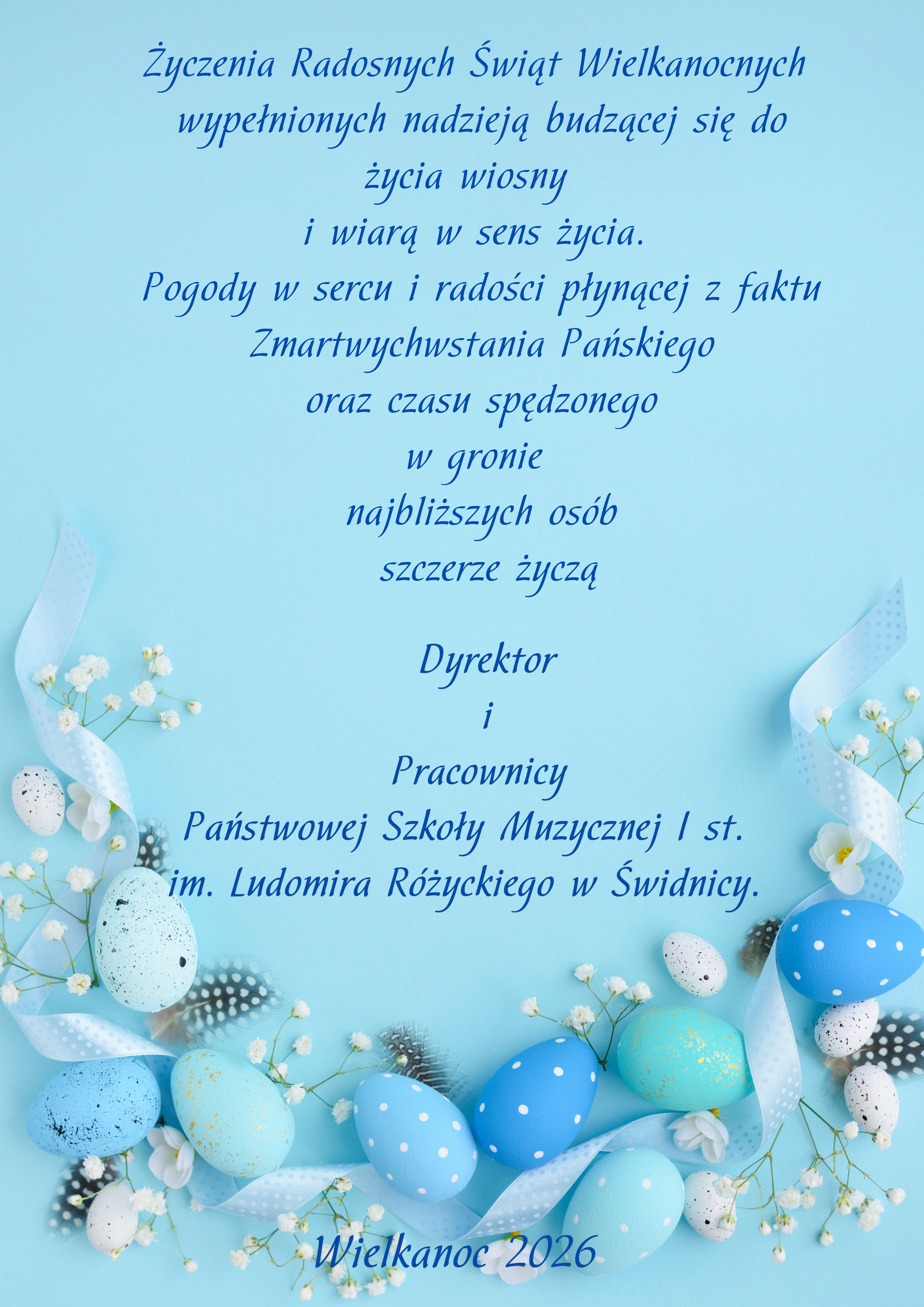 Niebieskie tło na dole ikongrafia przedstawiająca pisanki w różnych odccieniach niebieskiego. Na tym tle życzenia świąteczne w kolorze ciemno-granatowym.