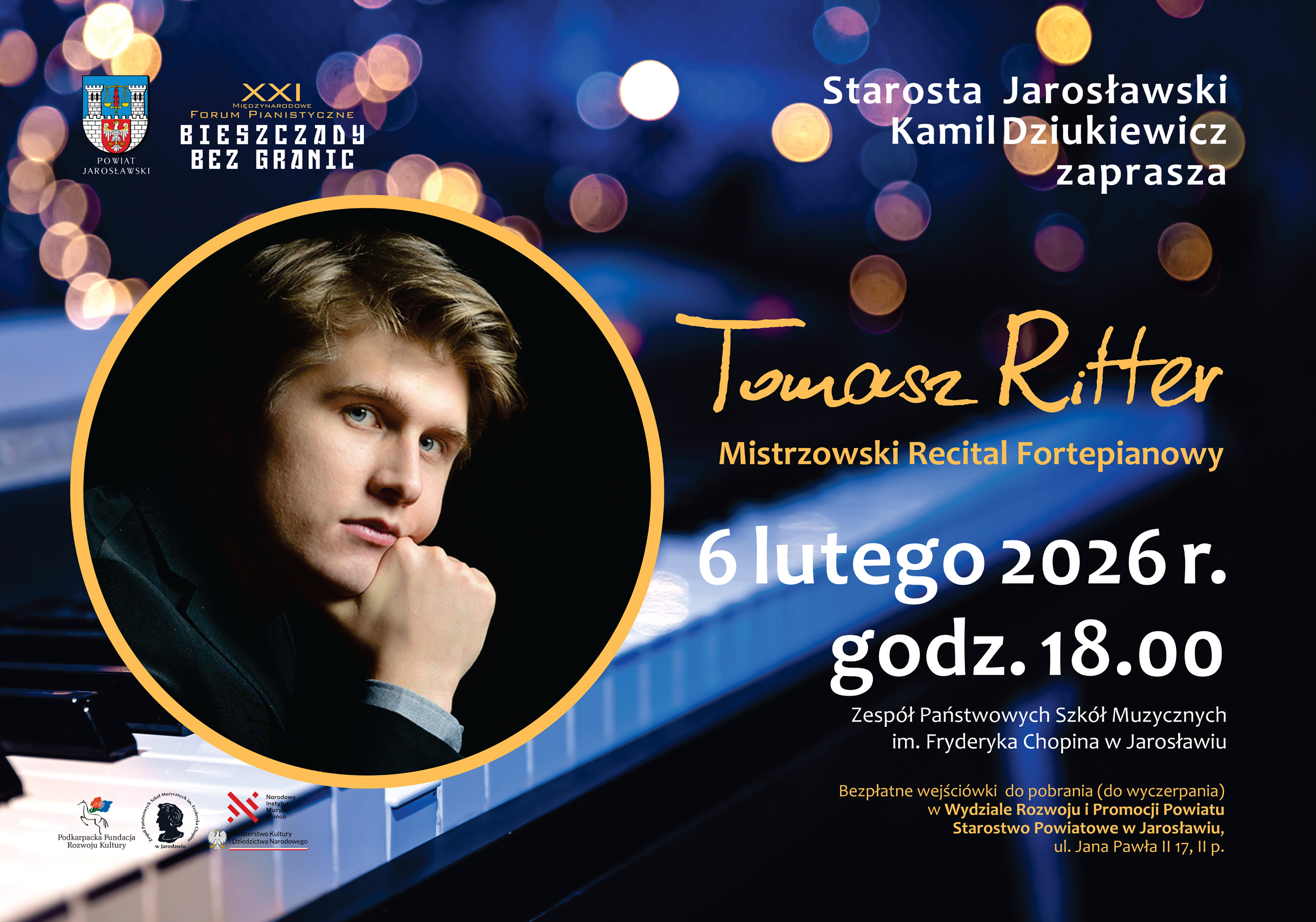 Plakat koncertowy Tomasza Rittera w układzie poziomym. Centralnym elementem jest zdjęcie pianisty na tle klawiatury fortepianu i błękitnych świateł. W górnym prawym rogu widnieje napis: „Starosta Jarosławski Kamil Dziukiewicz zaprasza”. Pod nazwiskiem artysty znajduje się informacja o recitalu, który odbędzie się 6 lutego 2026 r. o godz. 18:00 w Zespole Państwowych Szkół Muzycznych w Jarosławiu. W dolnym prawym rogu dodano informację o bezpłatnych wejściówkach do odbioru w Wydziale Rozwoju i Promocji Powiatu przy ul. Jana Pawła II 17. Na dole znajdują się logotypy organizatorów i patronów.