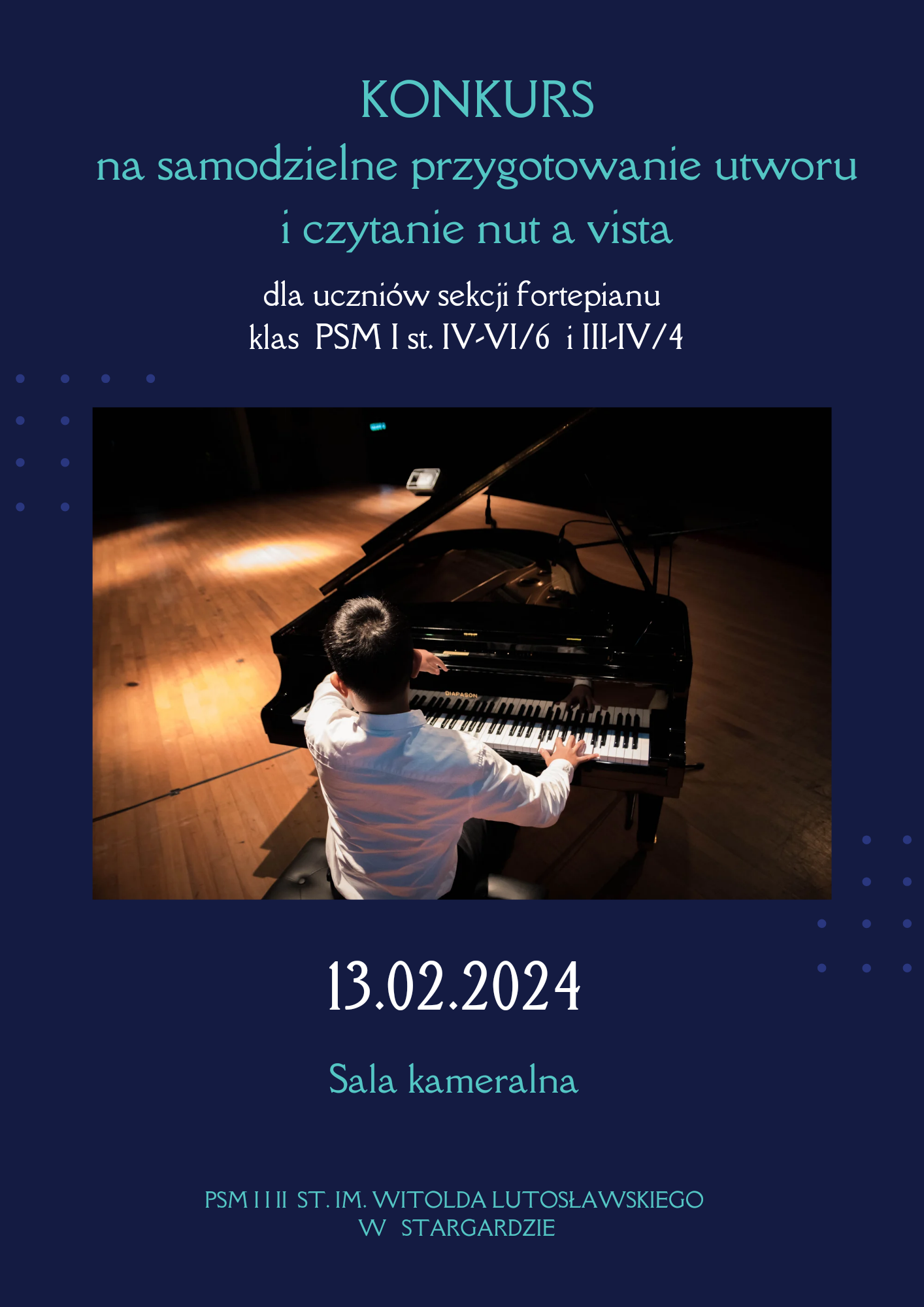 Plakat informacyjny o Konkursie na samodzielne przygotowanie utworu i czytanie nut a vista dla uczniów sekcji fortepianu PSM I stopnia klas IV-VI cyklu sześcioletniego i III-IV cyklu czteroletniego w dniu 13 lutego 2024 roku. Tło plakatu jest granatowe, a w jego centralnej części znajduje się zdjęcie chłopca w białej koszuli grającego na fortepianie.