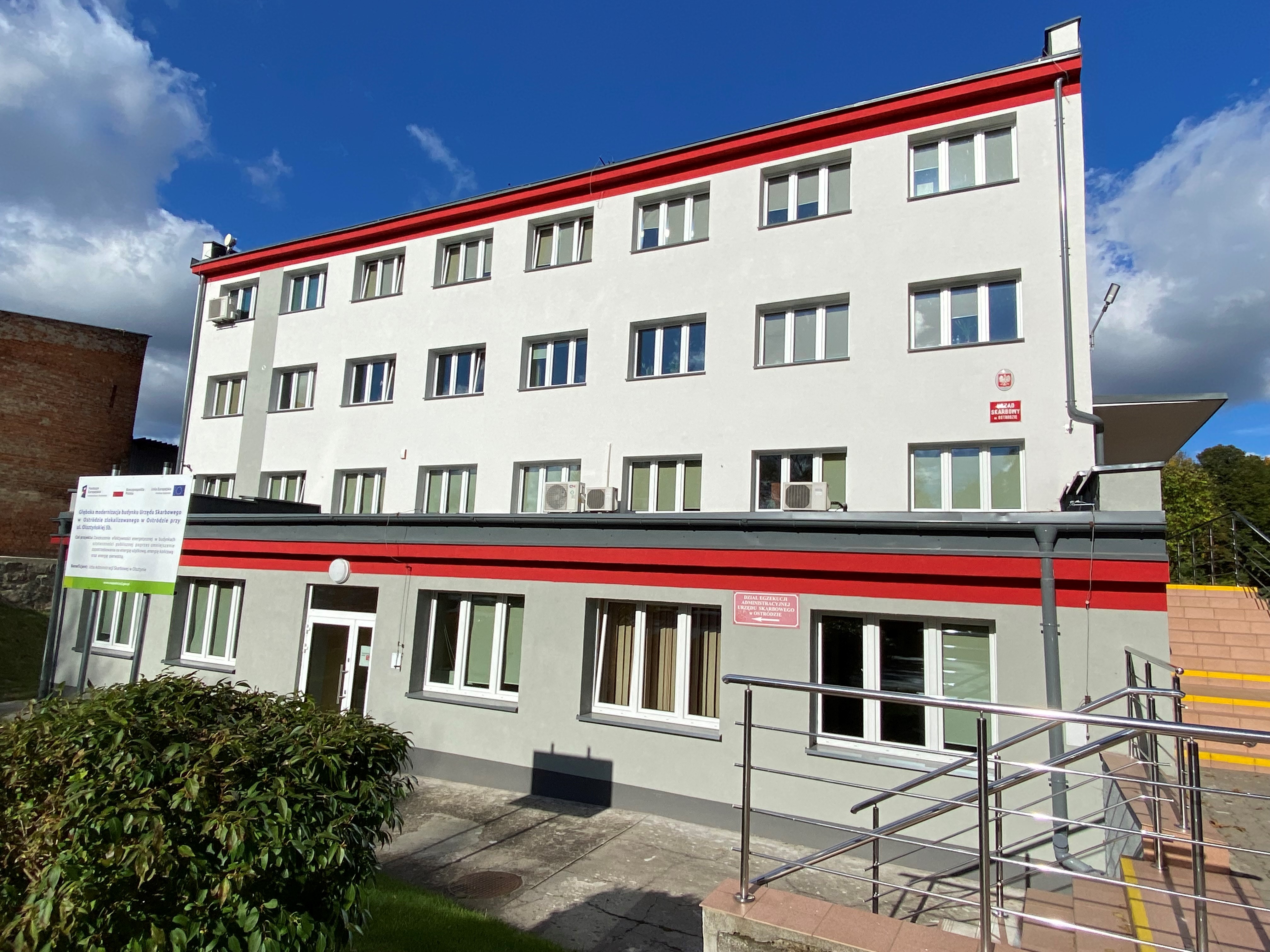 Fasada budynku, w którym znajduje się siedziba Urzędu Skarbowego w Ostródzie.