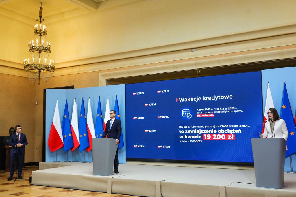 Premier Mateusz Morawiecki i minister Magdalena Rzeczkowska podczas konferencji w KPRM