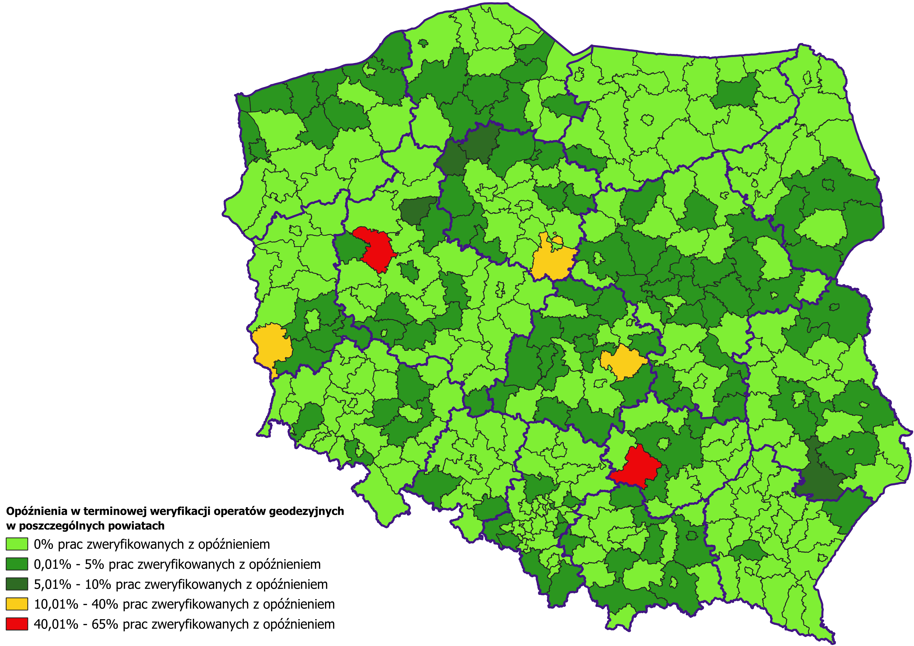 Ilustracja przedstawia mapę Polski obrazującą opóźnienia w terminowej weryfikacji operatów geodezyjnych w poszczególnych powiatach. Kolorystyka została zróżnicowana stopniowo, począwszy od koloru zielonego oznaczającego najmniejsze opóźnienia, zakończywszy na kolorze czerwonym oznaczającym największe opóźnienia. 