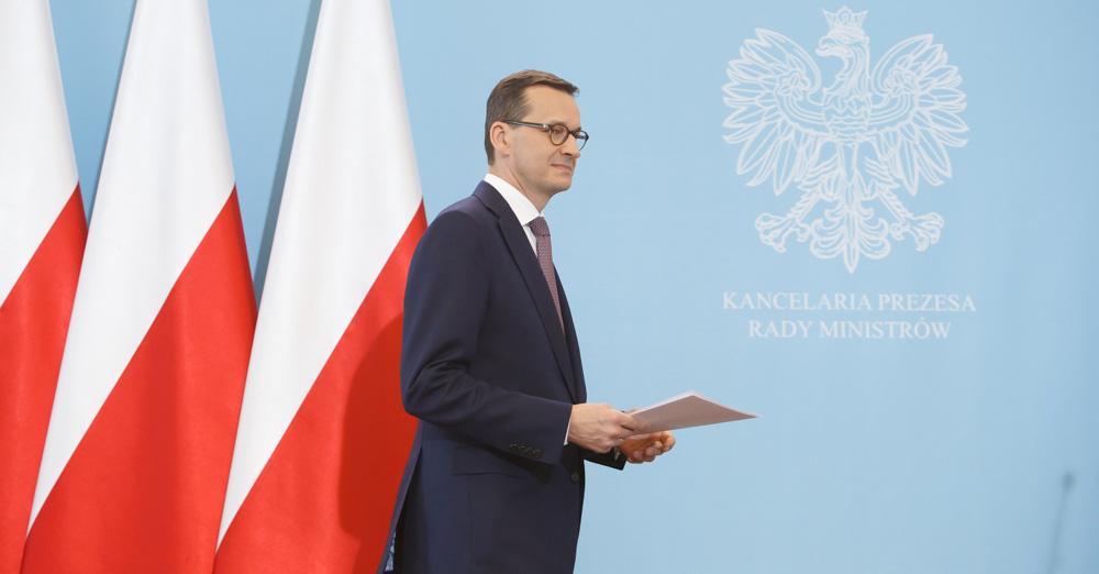 Premier Mateusz Morawiecki wchodzi na konferencję