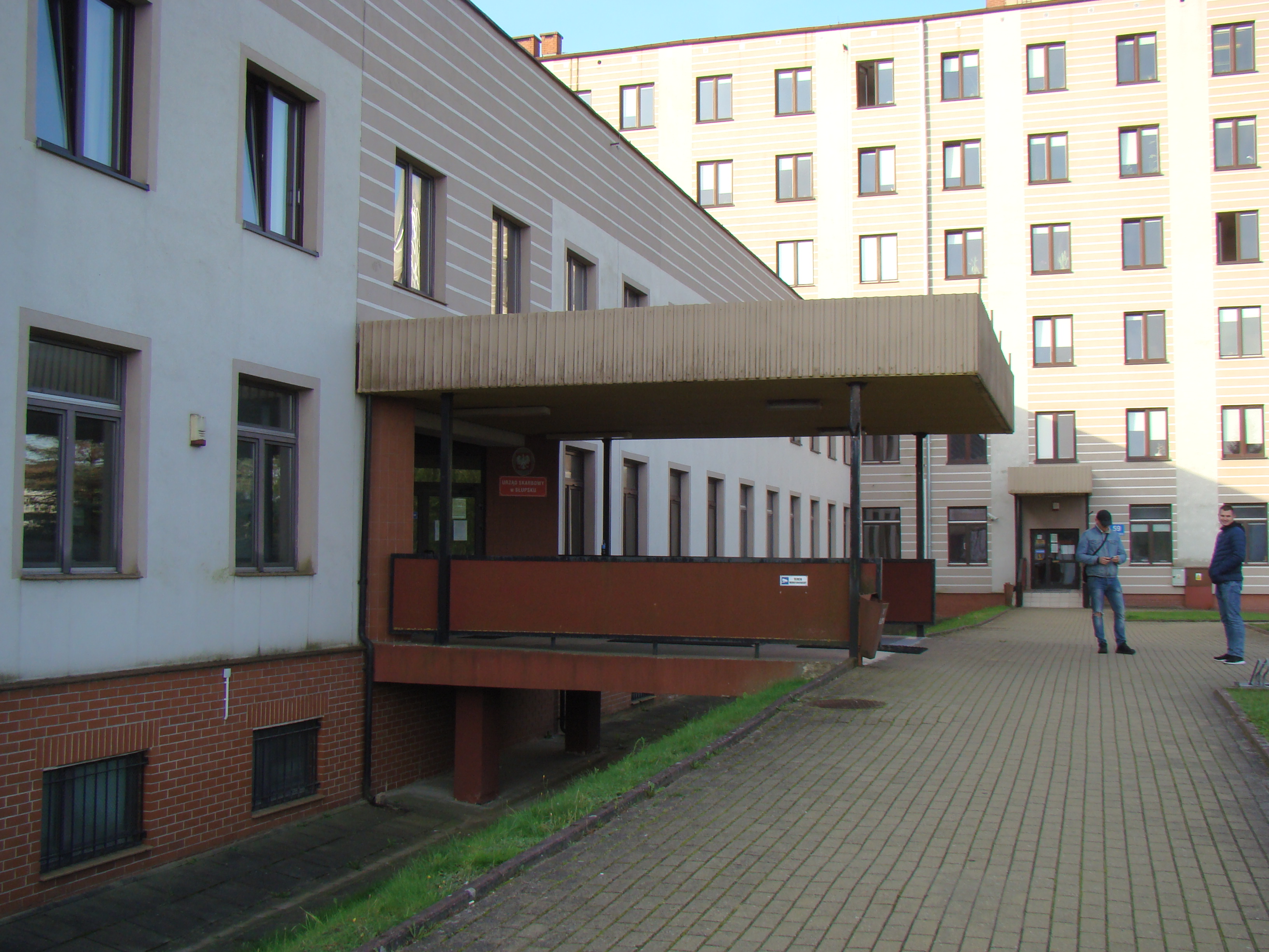 Wejście do budynku Urzędu Skarbowego w Słupsku