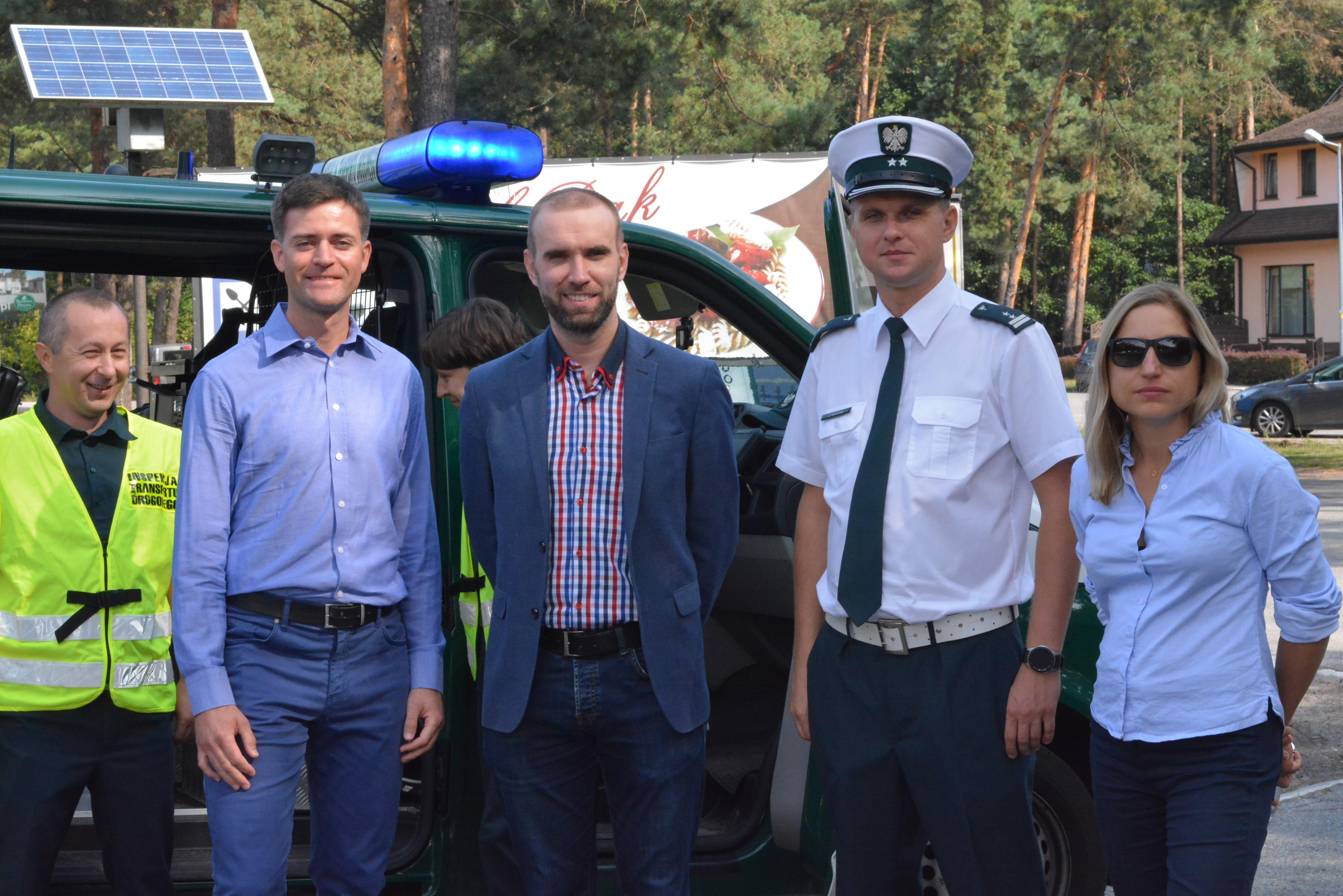 Inspektor w mundurze i goście