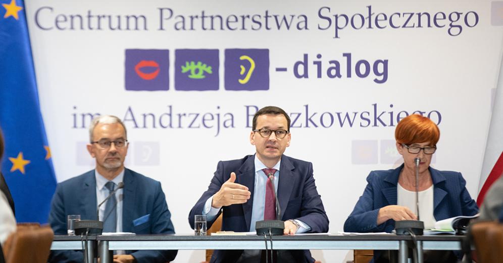 Minister Jerzy Kwieciński, premier Mateusz Morawiecki, minister Elżbieta Rafalska siedzą przy stole.