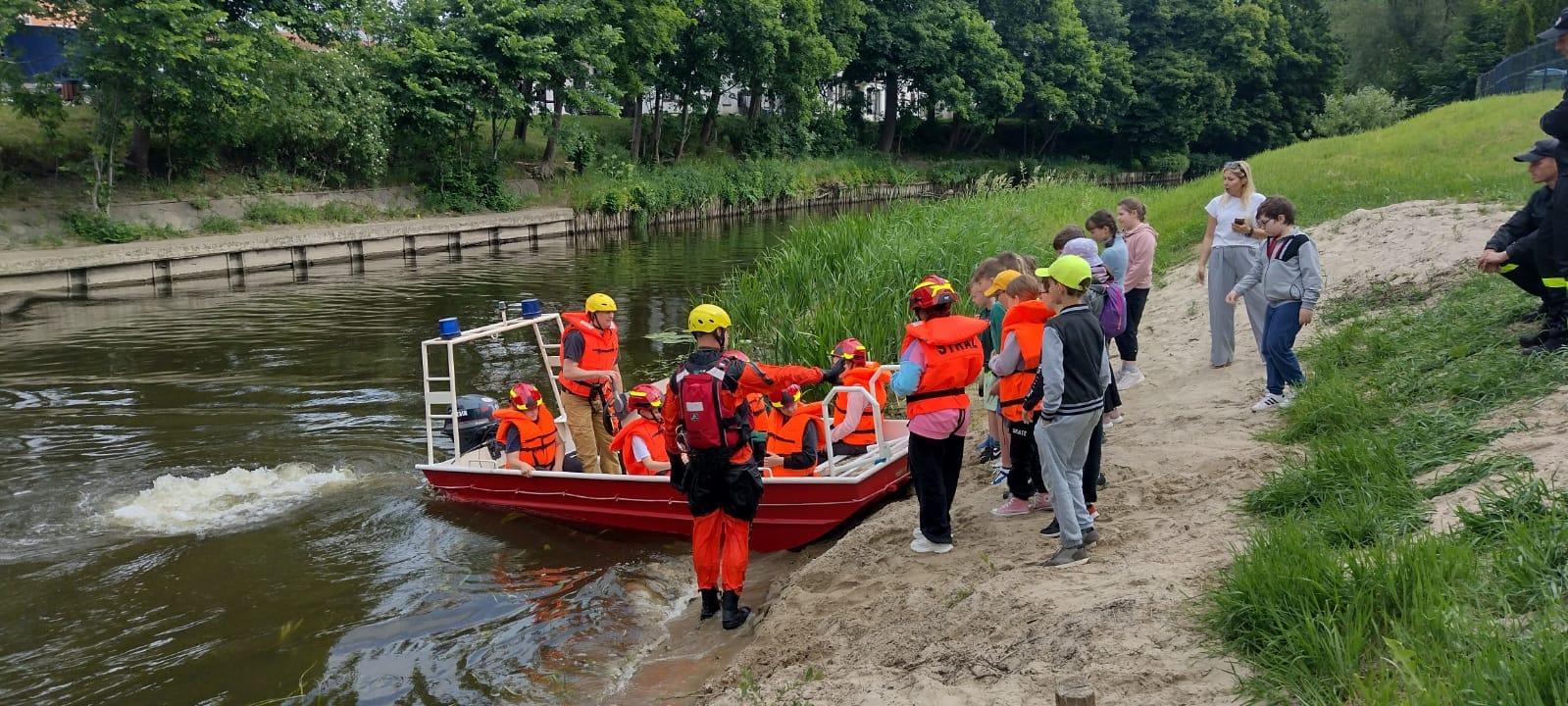 Najmłodsi odwiedzili strażaków PSP - Może kiedyś ktoś z nich zostanie strażakiem?