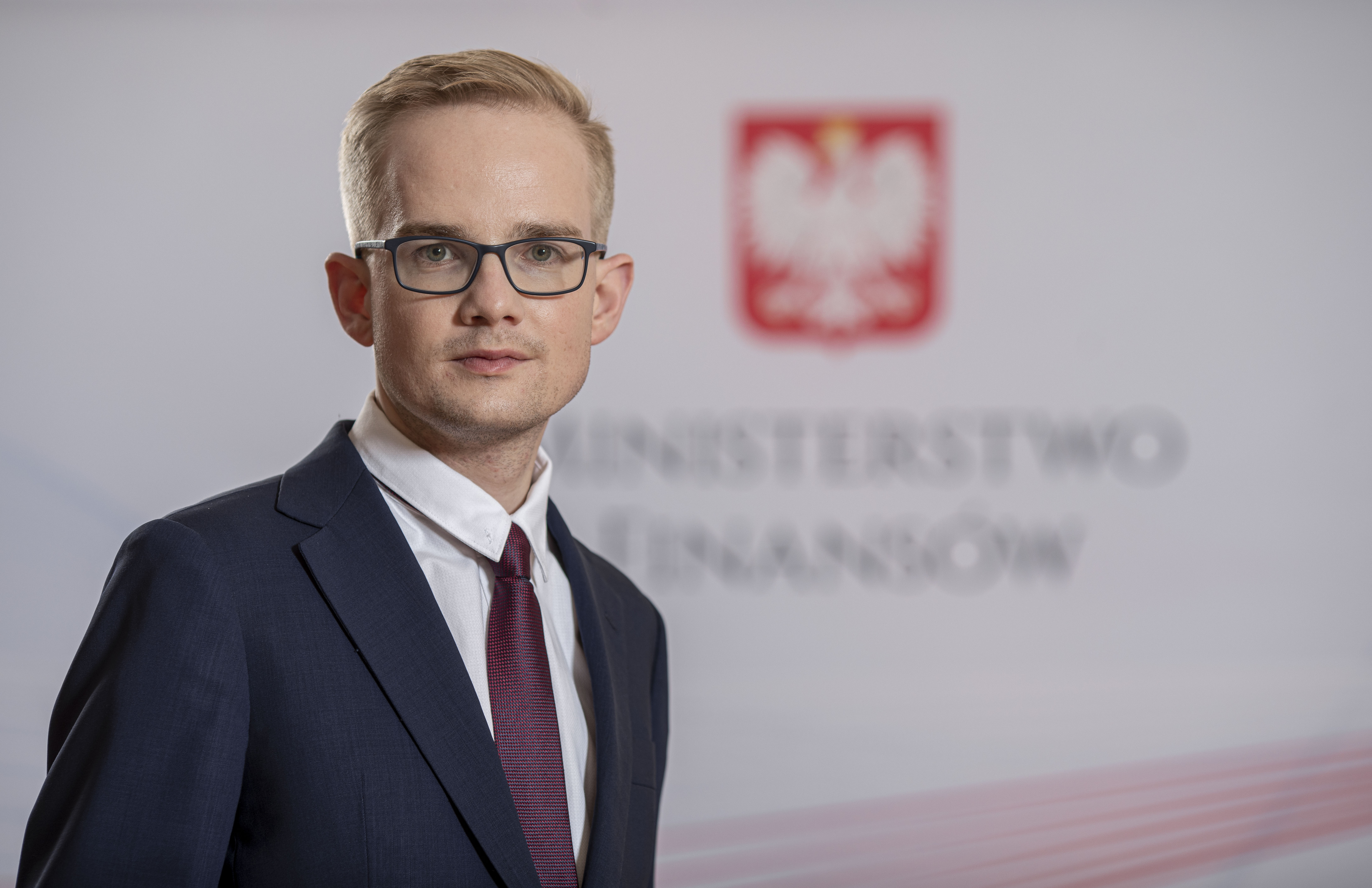 Piotr Patkowski Podsekretarz Stanu, Główny Rzecznik Dyscypliny Finansów Publicznych na tle baneru MF