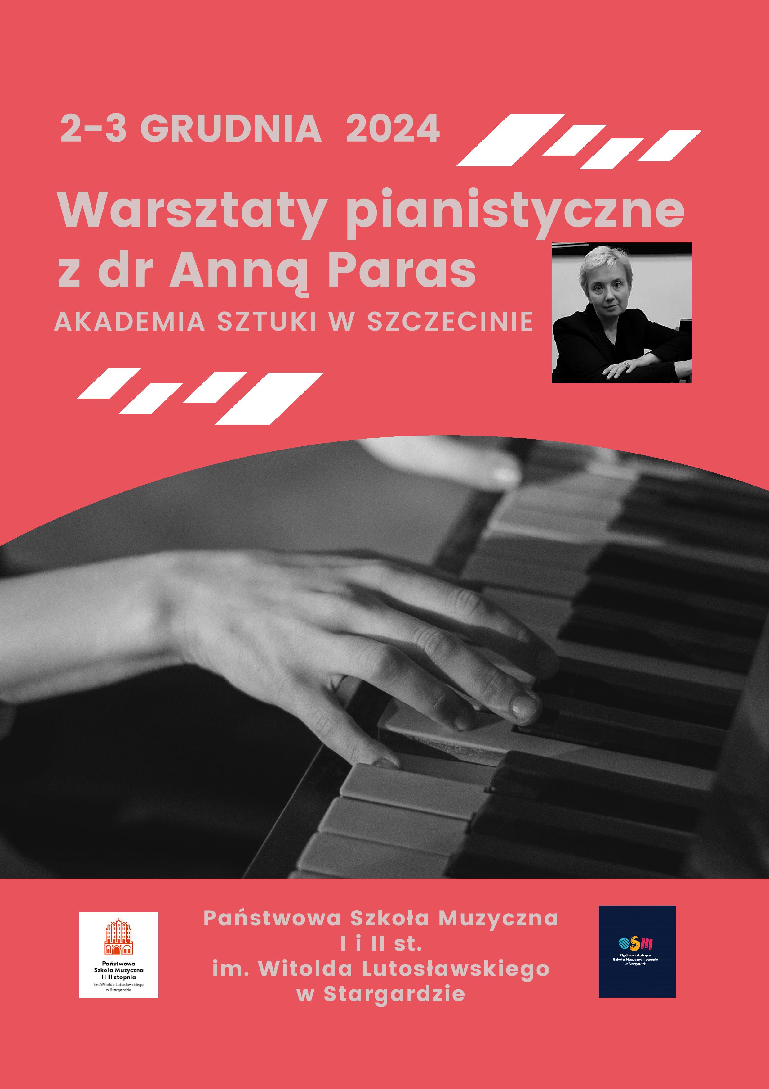 Plakat Warsztaty pianistyczne z dr Anną Paras w mieszkaniach od 2 do 3 grudnia 2024 r. Tło plakatu jest malinowe, aw jego głównej części znajduje się czarno-białe zdjęcie przedstawiające ręce pianisty na posiadanym fortepianie. W części plakatu znajdują się napisy informacyjne w kolorze srebrnym, aw jego części logo szkół.