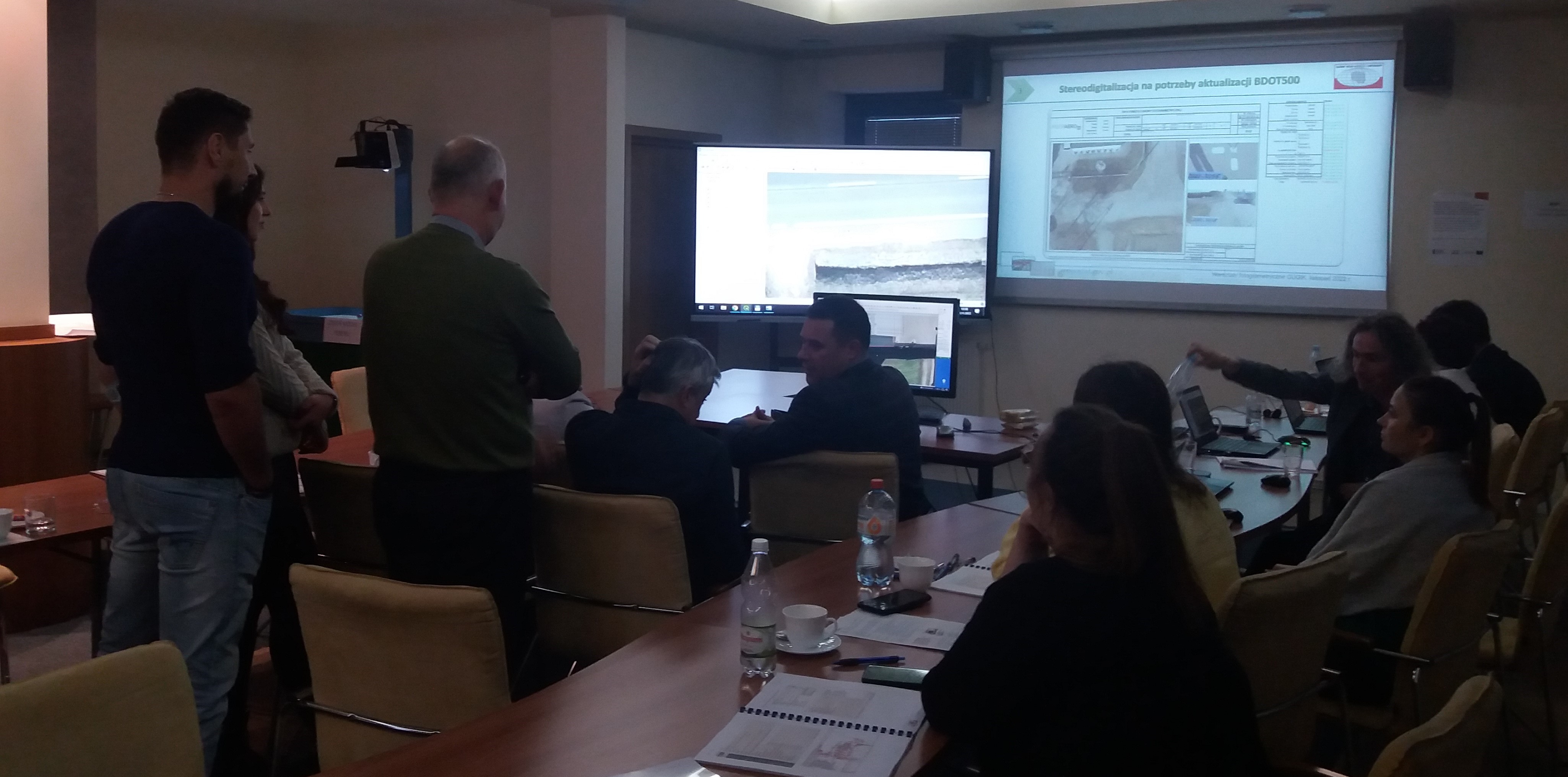 zdjęcie przedstawia uczestników warsztatów podczas sesji praktycznej z wykonywania pomiarów stereoskopowych i stereodigitalizacji