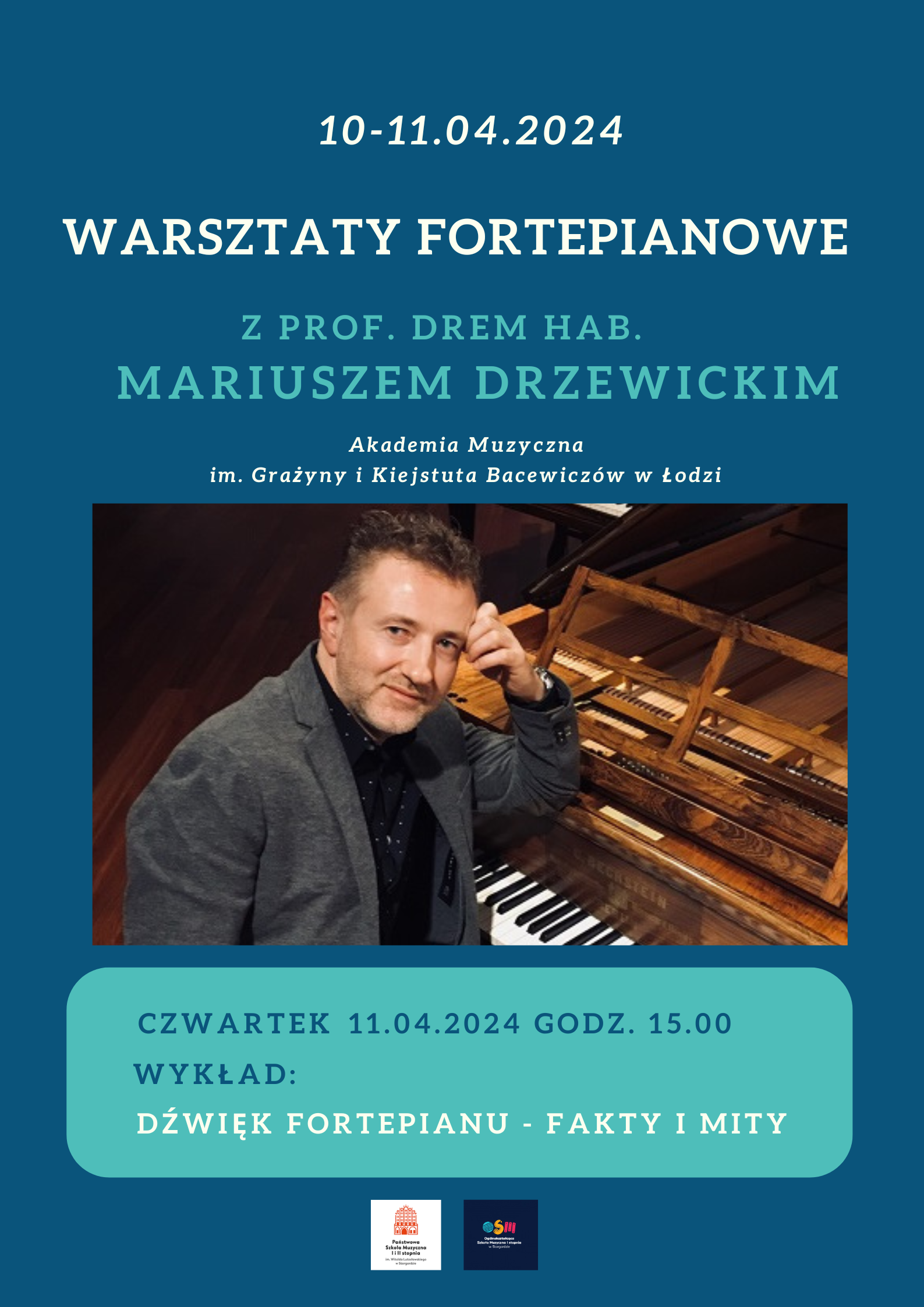 Plakat Warsztatów fortepianowych z dr. hab. Mariuszem Drzewickim, prof. Akademii Muzycznej im. G. i K. Bacewiczów w Łodzi w dniach 1- i 11 kwietnia 2024. W centralnej części plakatu znajduje się zdjęcie prof. Mariusza Drzewickiego, który siedzi bokiem przy fortepianie marki Bechstein i lewą ręką opiera się o instrument. Profesor ubrany jest w czarna koszulę i szarą marynarkę. Tło plakatu jest szafirowe, a napisy mają kolor biały i turkusowy. 