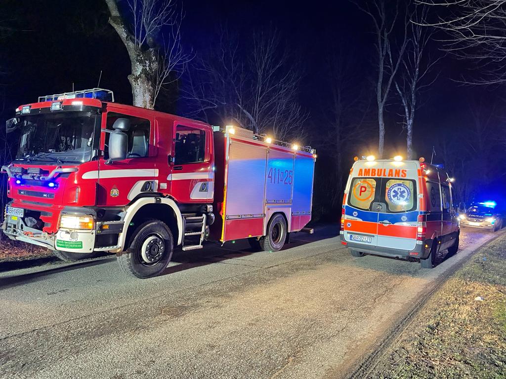 Pieszy leżał na jezdni. Znalazł się pod samochodem