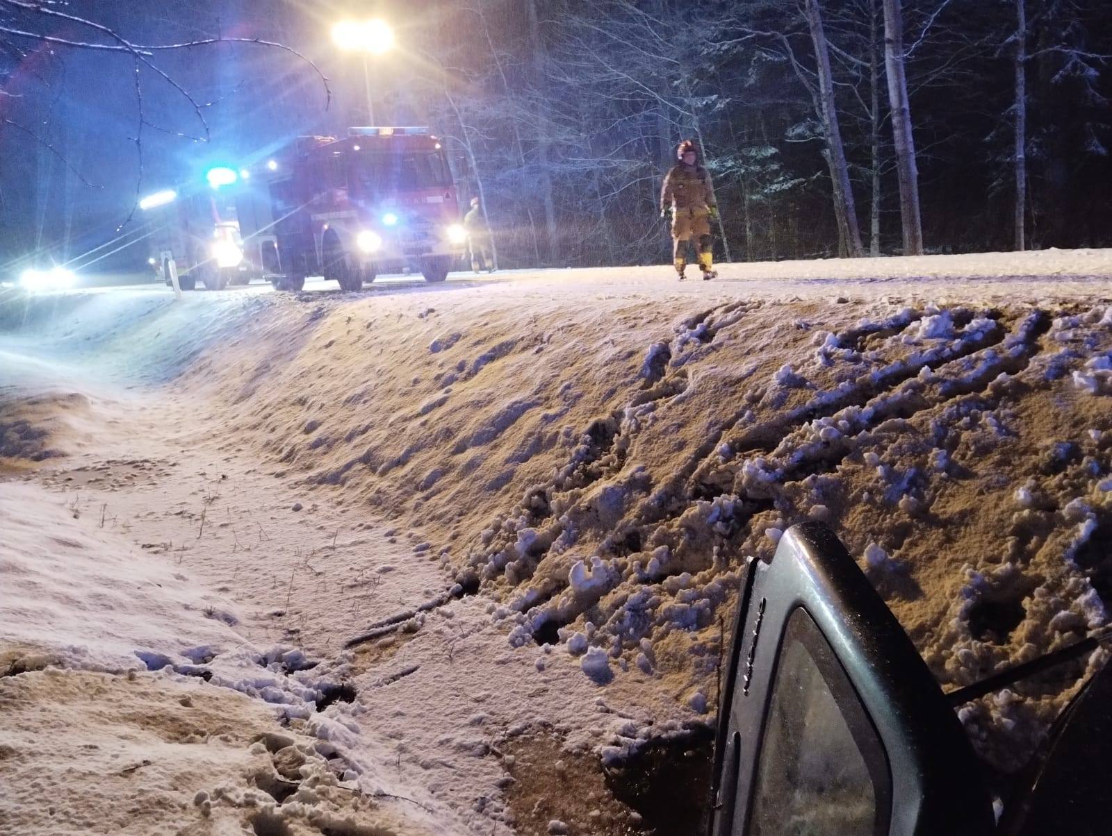 Niebezpiecznie na drogach - Citroen wpadł do rowu - droga krajowa nr 54 gm. Braniewo